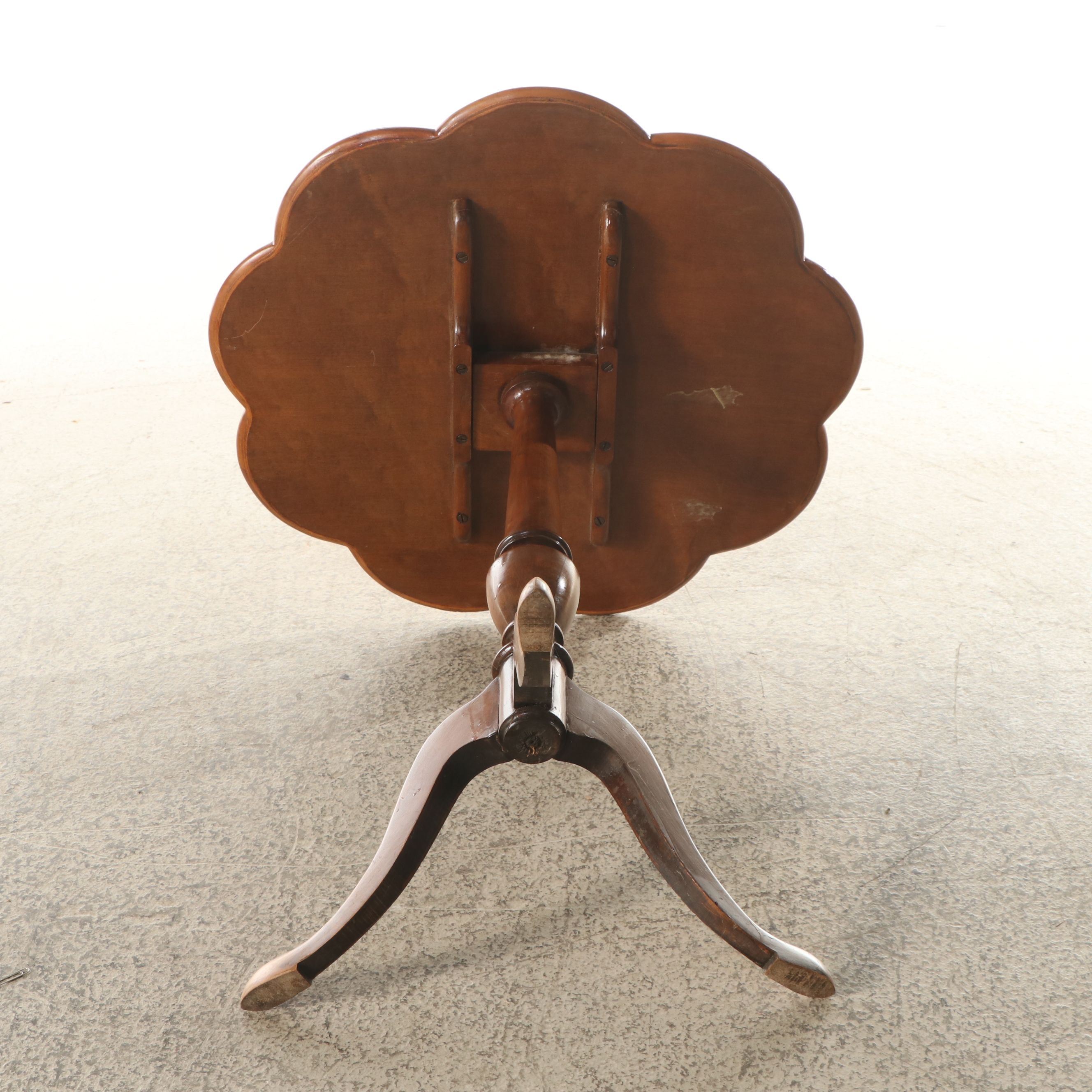 Georgian Style Mahogany Scalloped Edge Tilt-Top Table