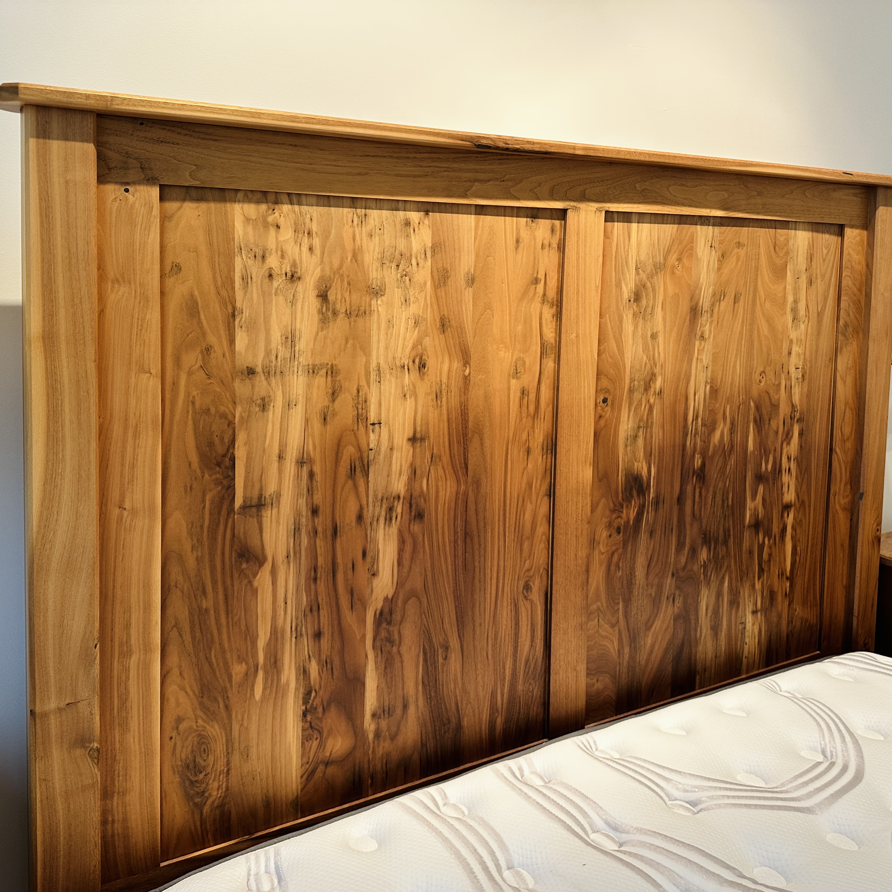 Ohio Hardwood Furniture Farmhouse Style Queen Size Bed Frame and Nightstands