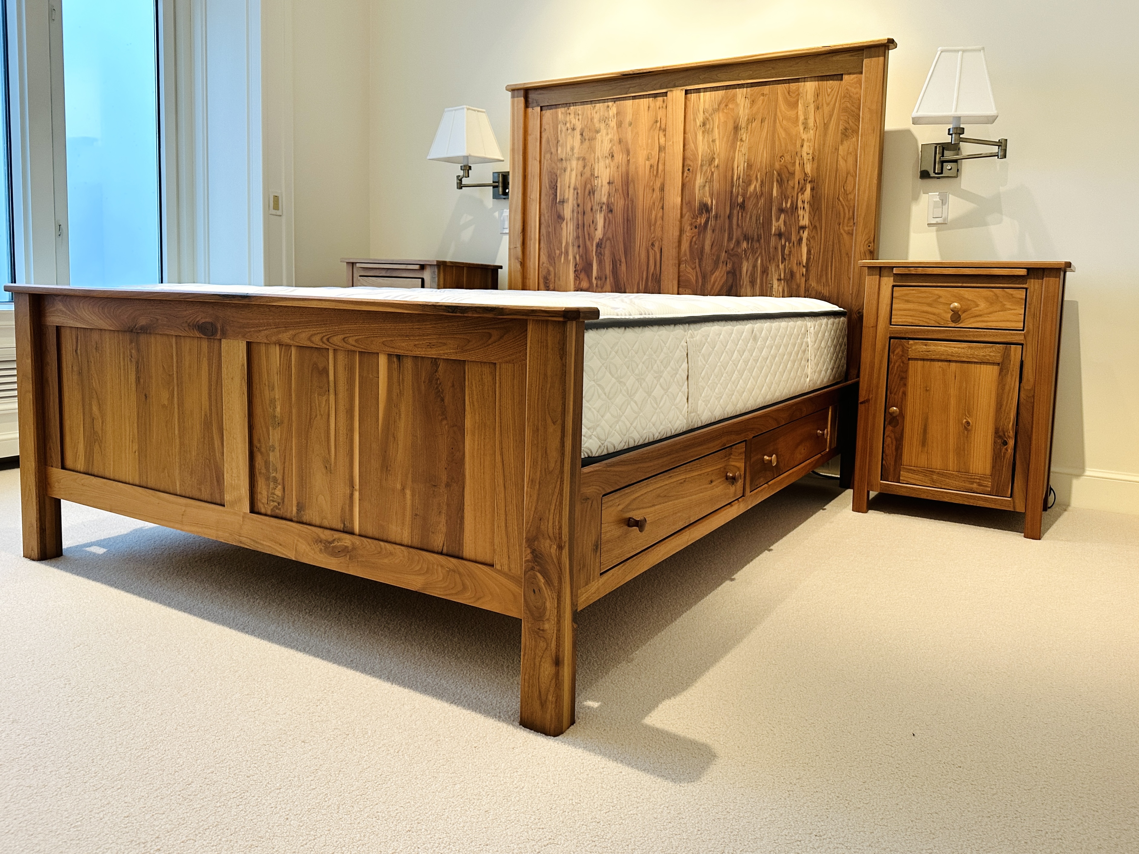 Ohio Hardwood Furniture Farmhouse Style Queen Size Bed Frame and Nightstands