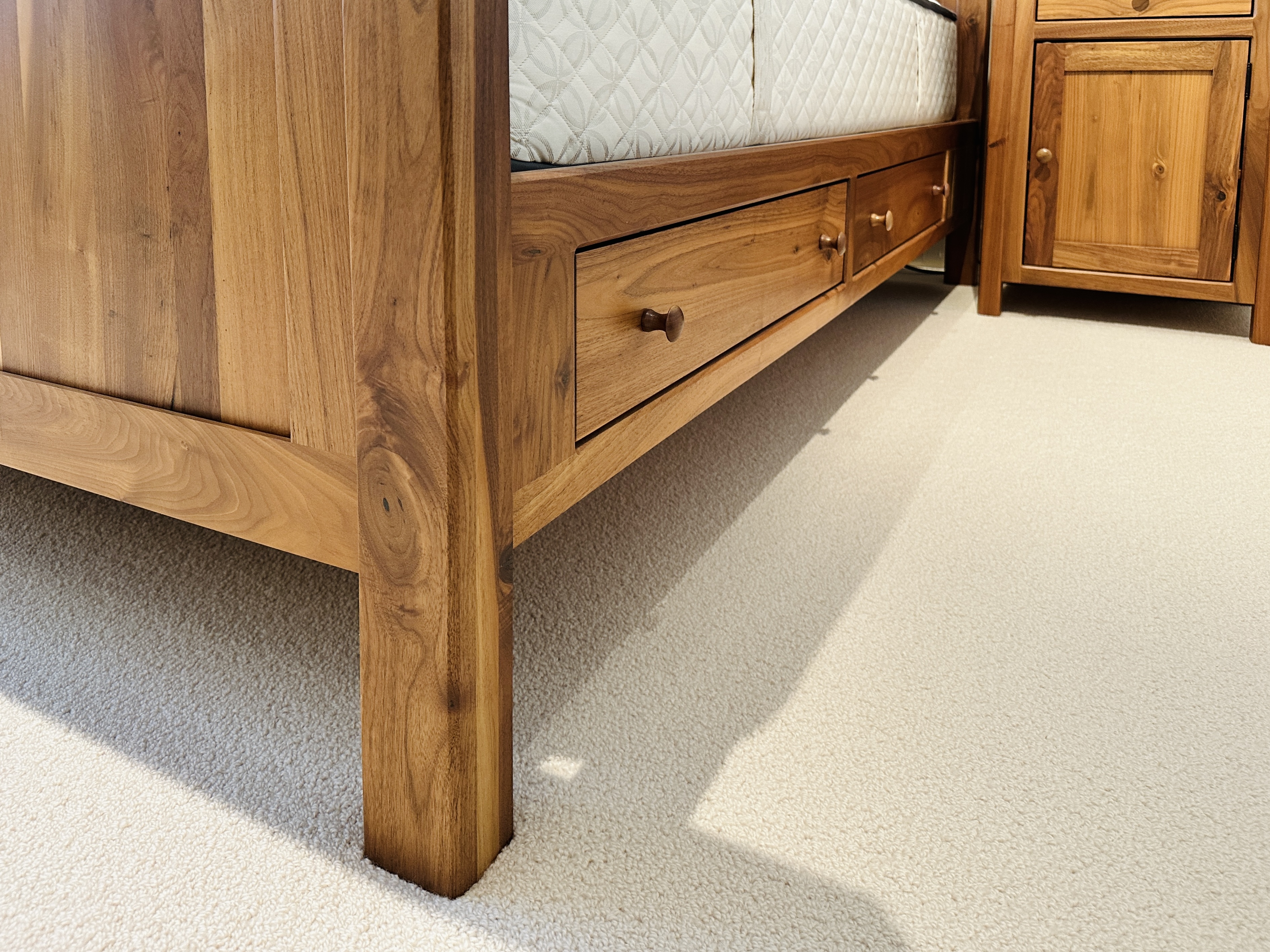 Ohio Hardwood Furniture Farmhouse Style Queen Size Bed Frame and Nightstands