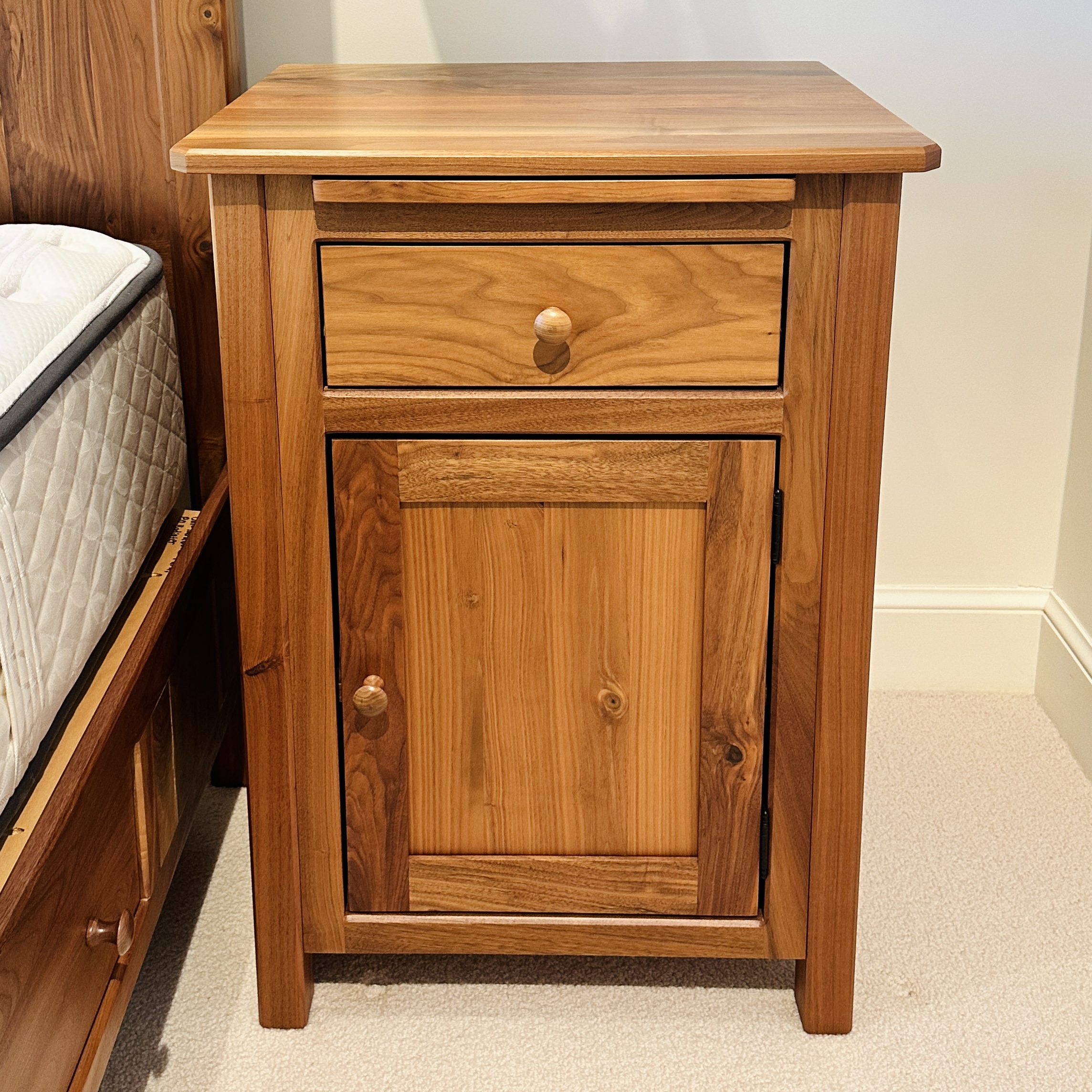 Ohio Hardwood Furniture Farmhouse Style Queen Size Bed Frame and Nightstands