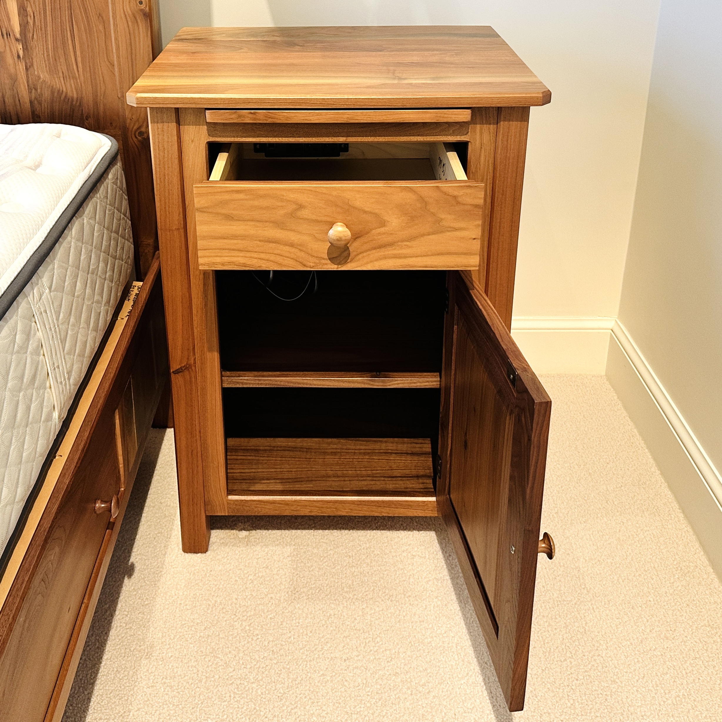 Ohio Hardwood Furniture Farmhouse Style Queen Size Bed Frame and Nightstands