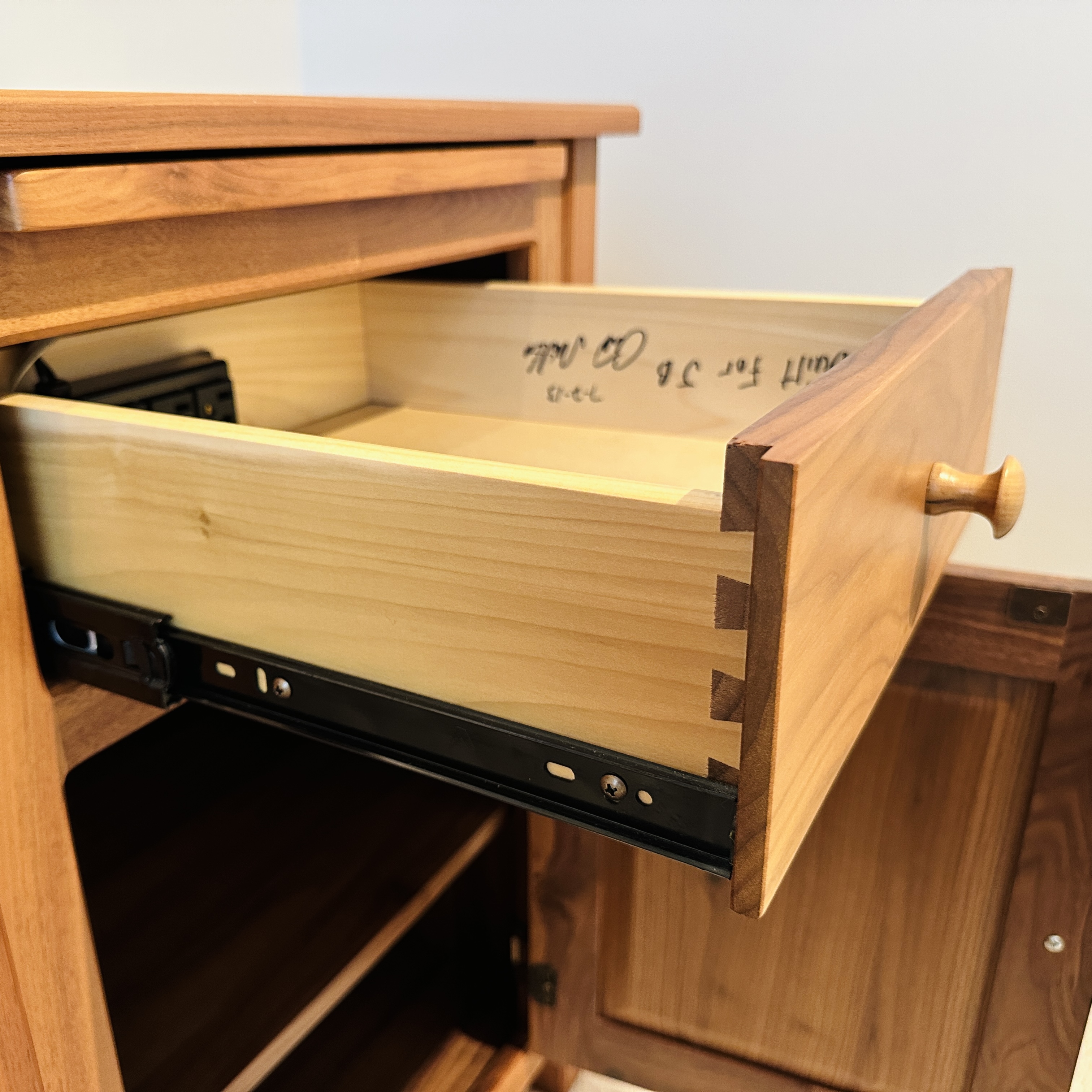 Ohio Hardwood Furniture Farmhouse Style Queen Size Bed Frame and Nightstands