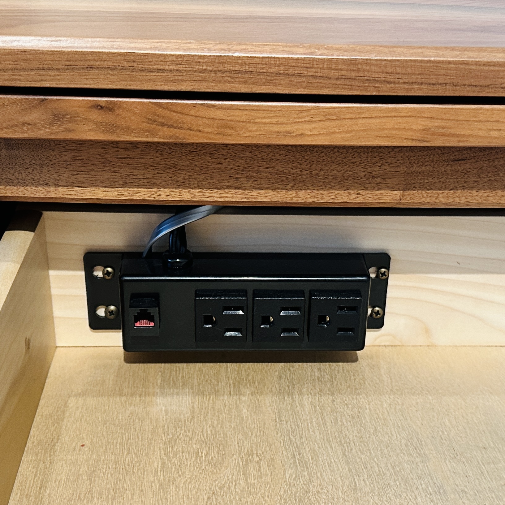 Ohio Hardwood Furniture Farmhouse Style Queen Size Bed Frame and Nightstands