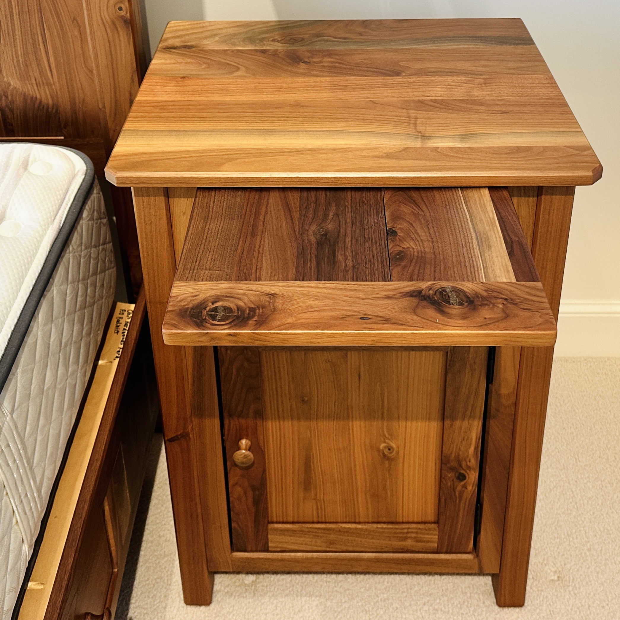 Ohio Hardwood Furniture Farmhouse Style Queen Size Bed Frame and Nightstands