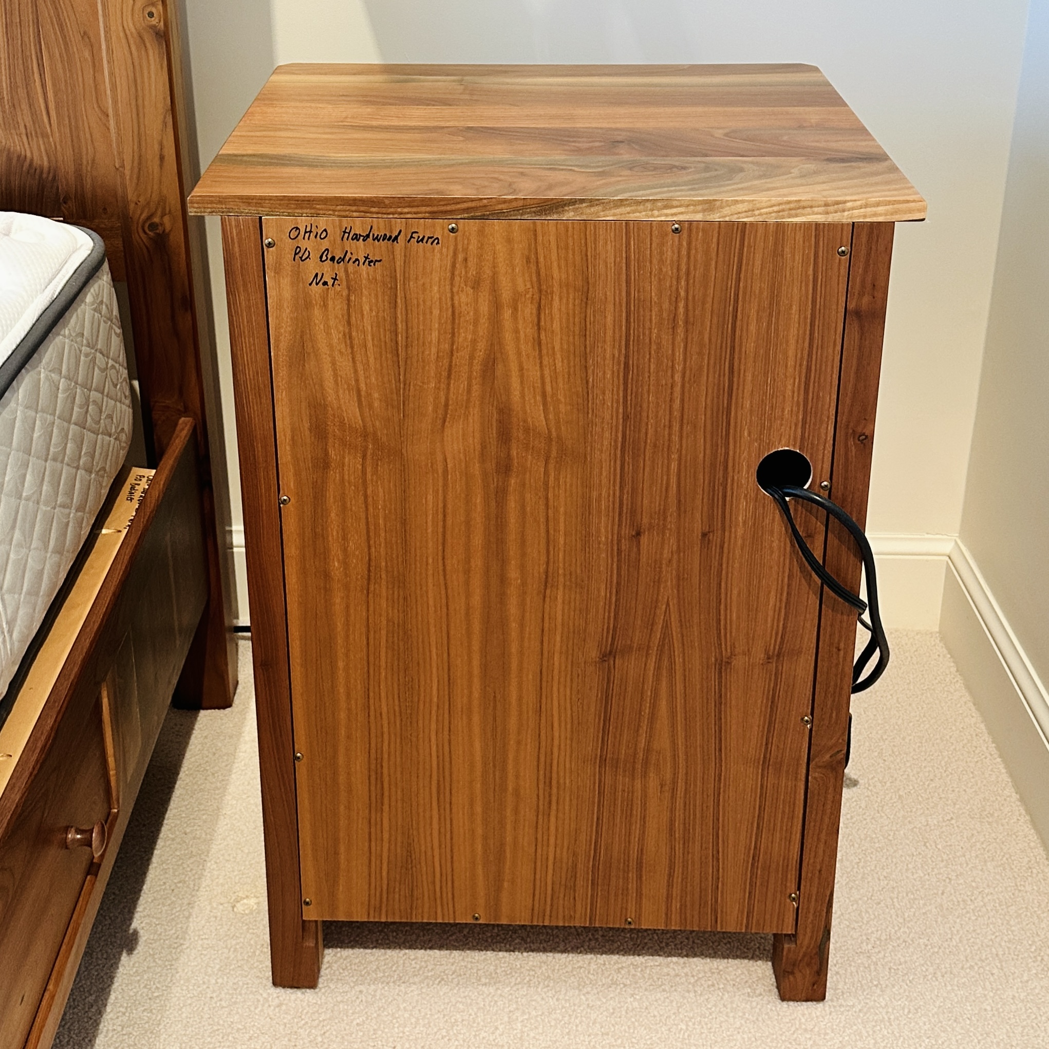 Ohio Hardwood Furniture Farmhouse Style Queen Size Bed Frame and Nightstands