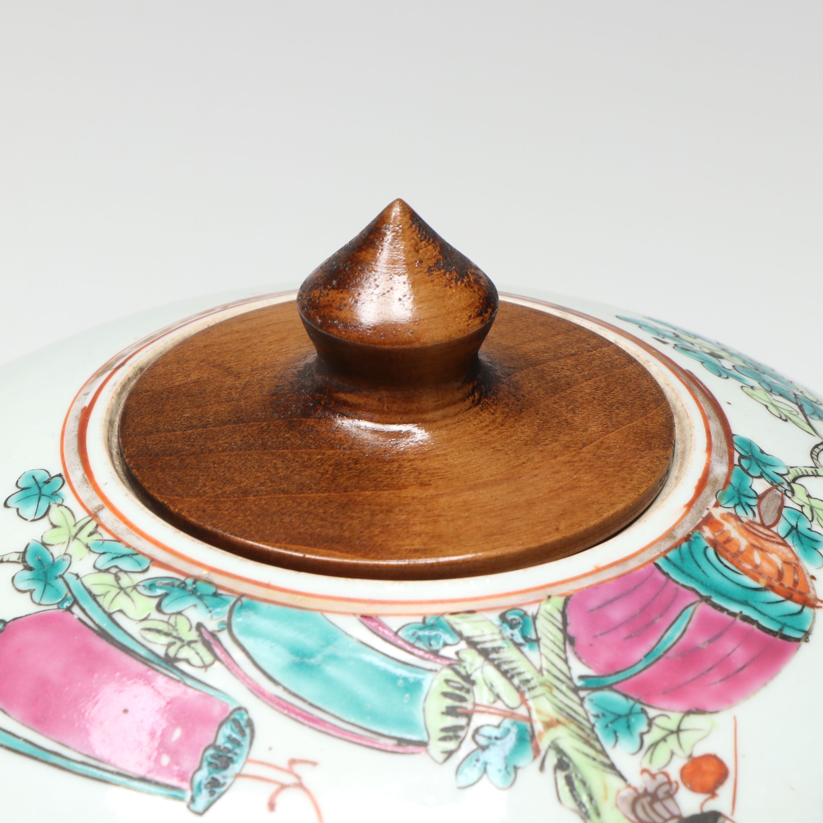 Chinese Qing Dynasty Tongzhi Period Famille Rose Porcelain Melon Jar