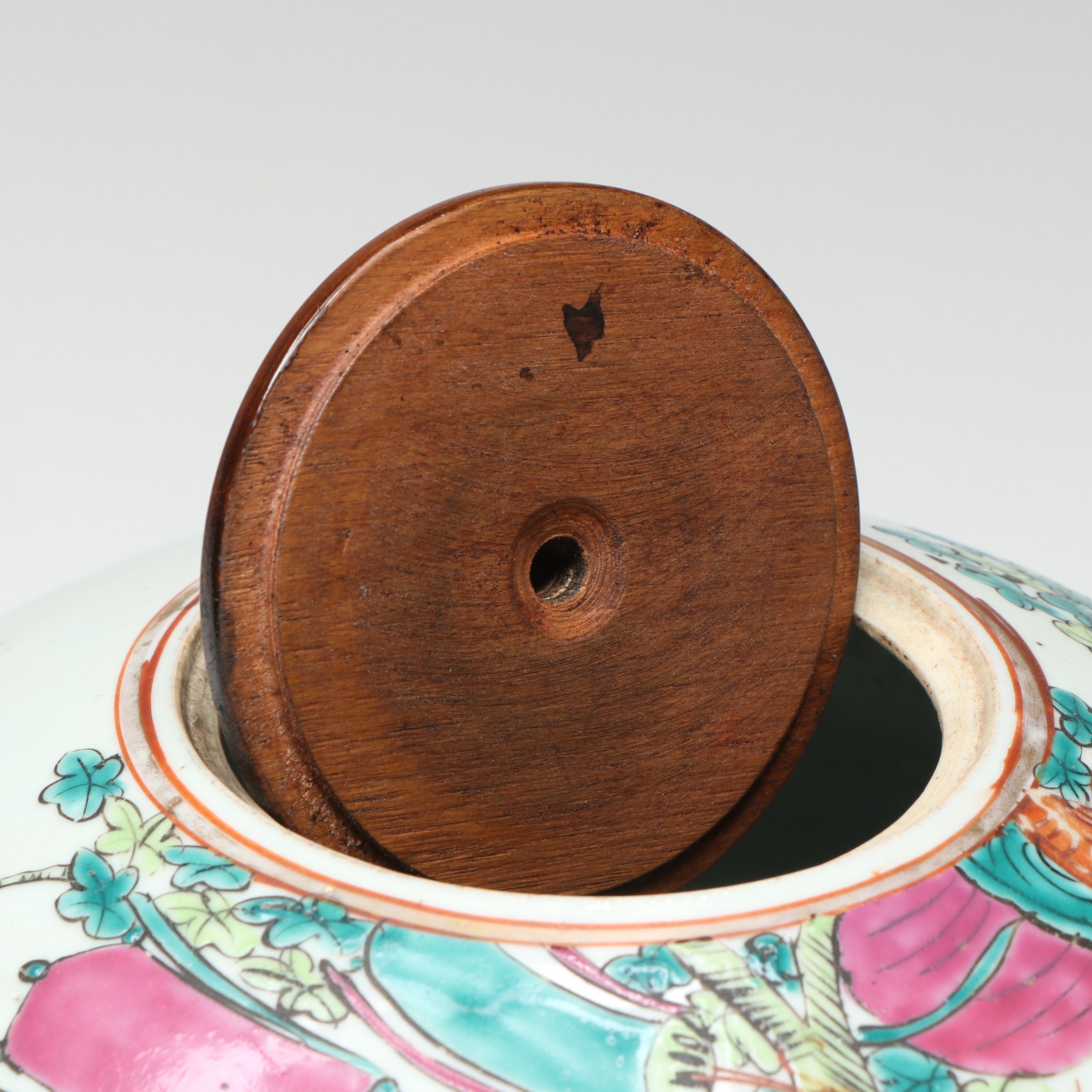 Chinese Qing Dynasty Tongzhi Period Famille Rose Porcelain Melon Jar