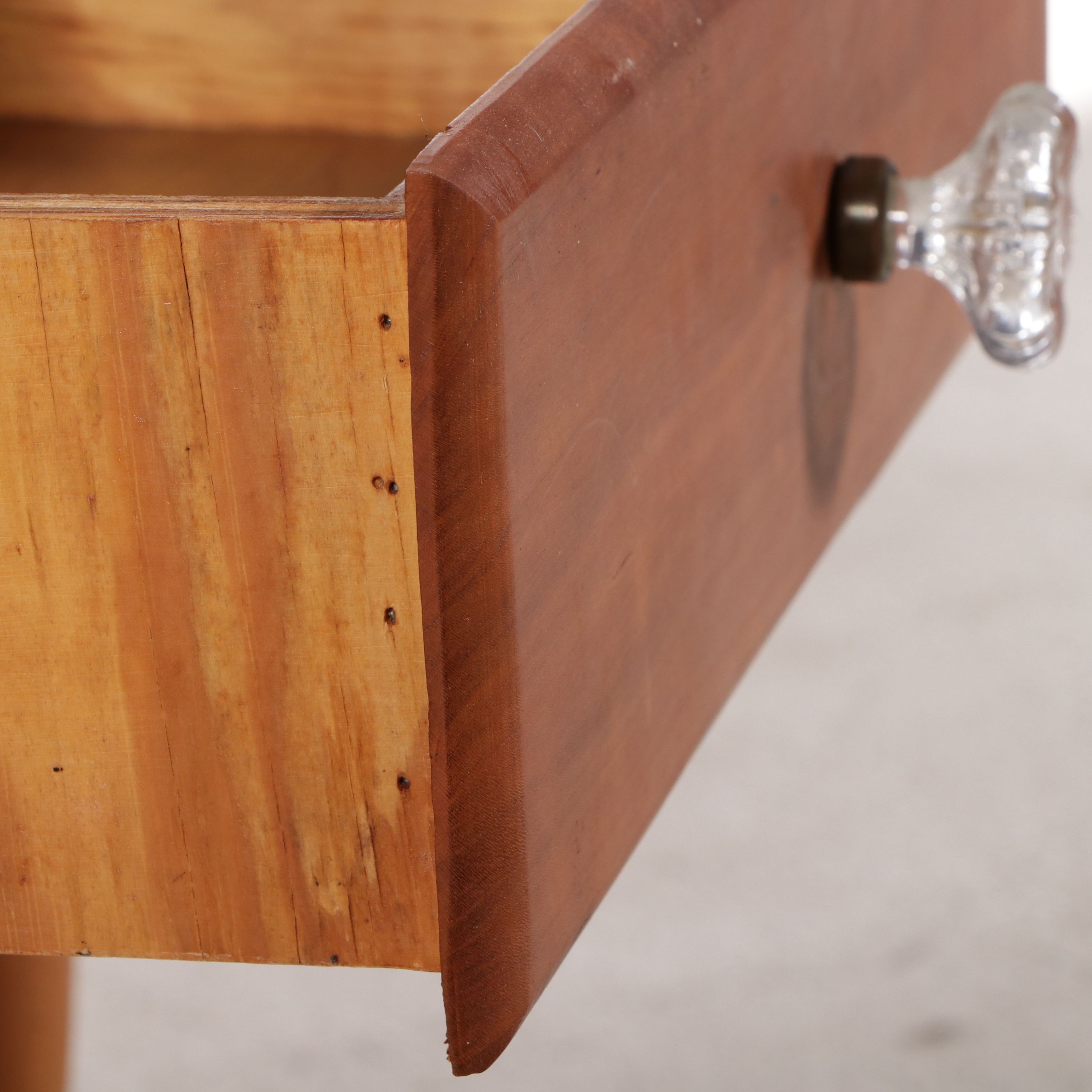 American Colonial Single-Drawer Nightstand