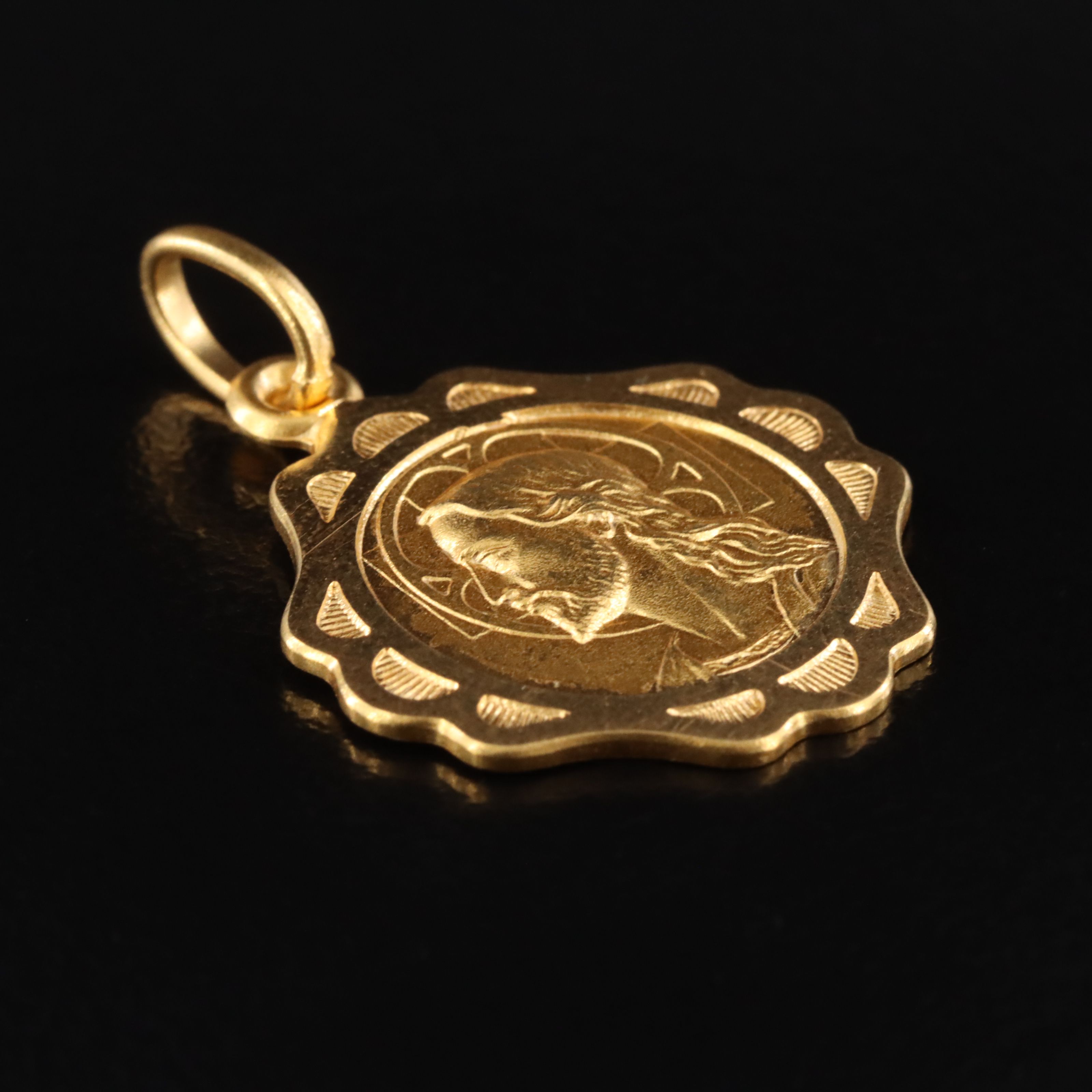 Italian UnoAErre 18K Jesus Pendant