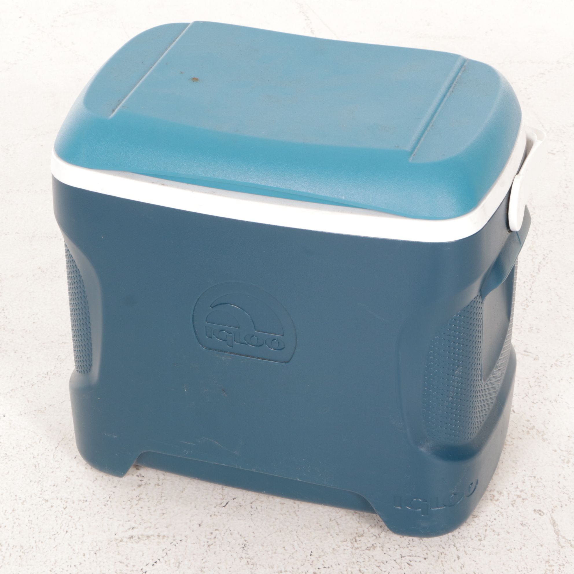 Igloo "Contour 30" and Rolling "Latitude 62" Coolers