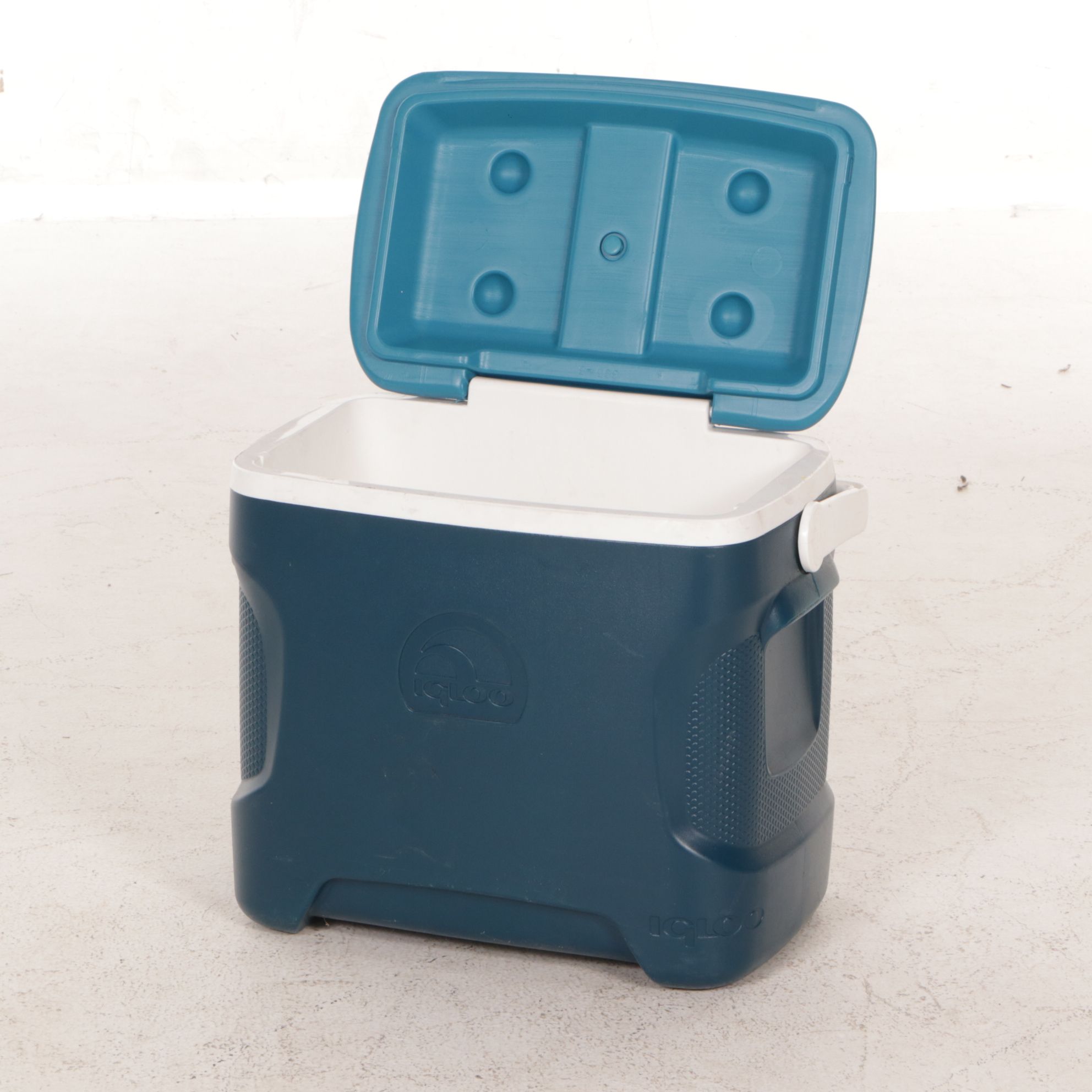 Igloo "Contour 30" and Rolling "Latitude 62" Coolers