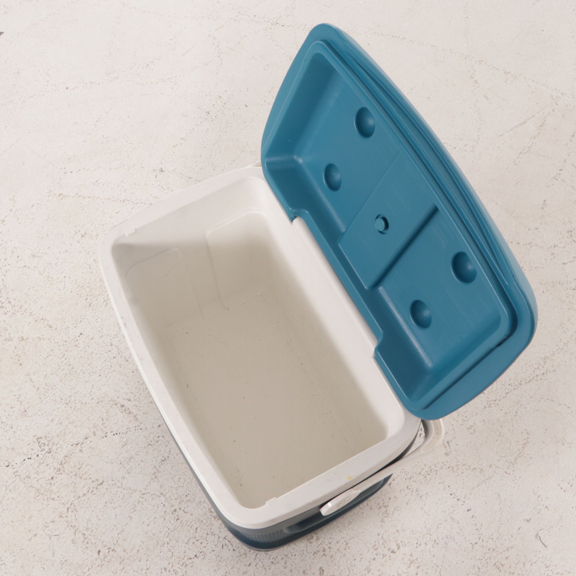 Igloo "Contour 30" and Rolling "Latitude 62" Coolers