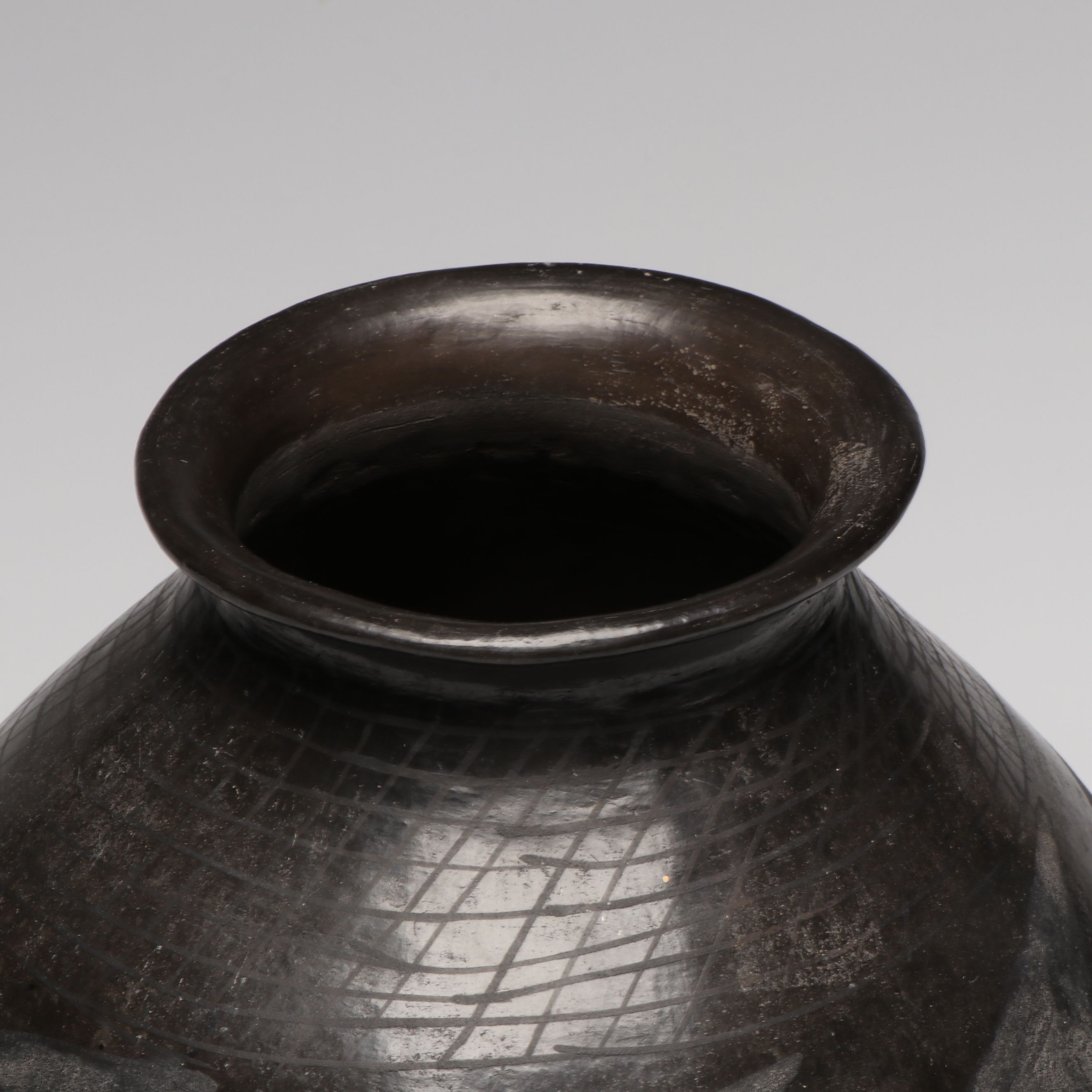 Silvia Silveira Mata Ortiz Pottery Blackware Vase, Mid-20th Century