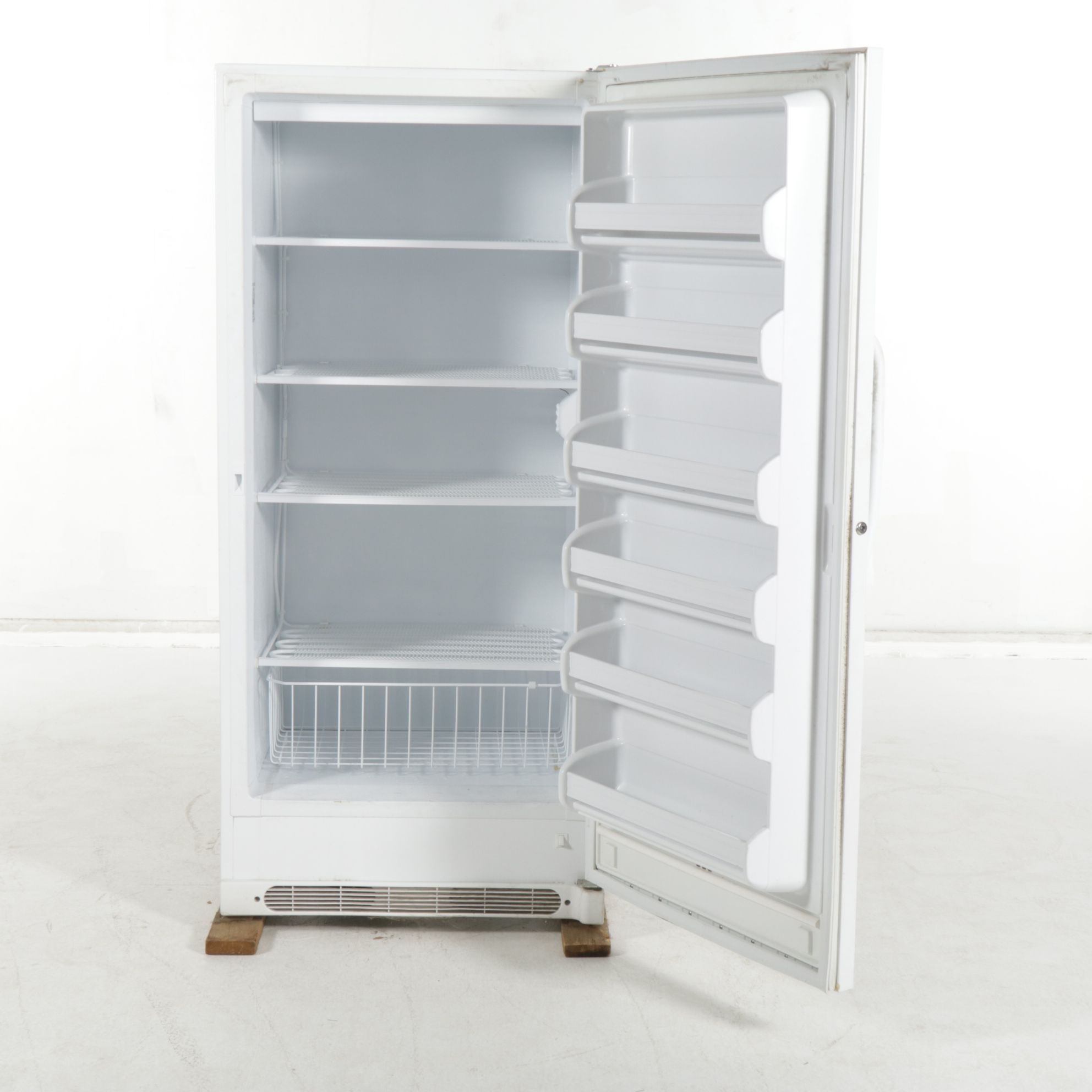 Frigidaire 20 Cu. Ft. White Upright Freezer, 2007