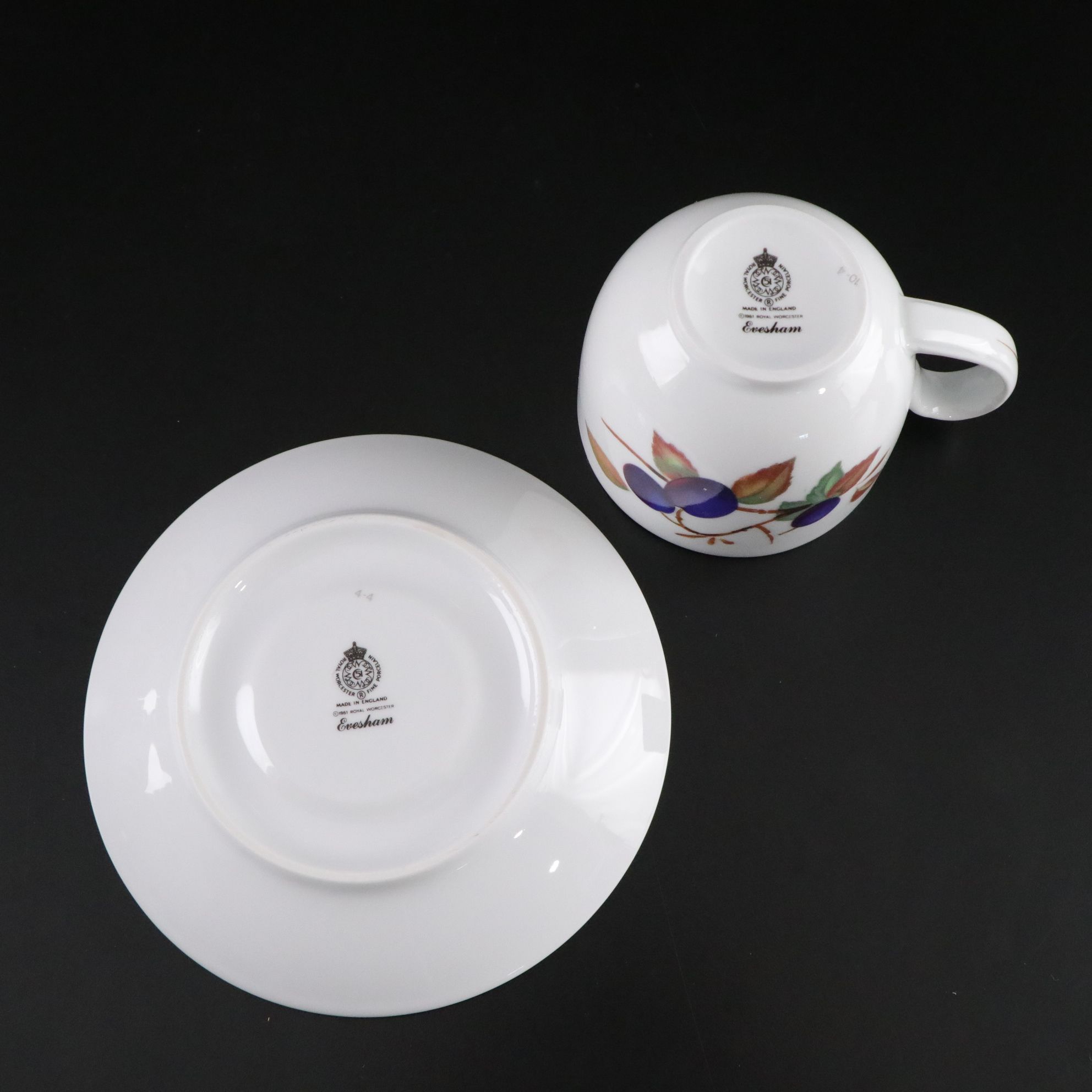 Royal Worcester "Evesham" Gilt Porcelain Dinnerware Set