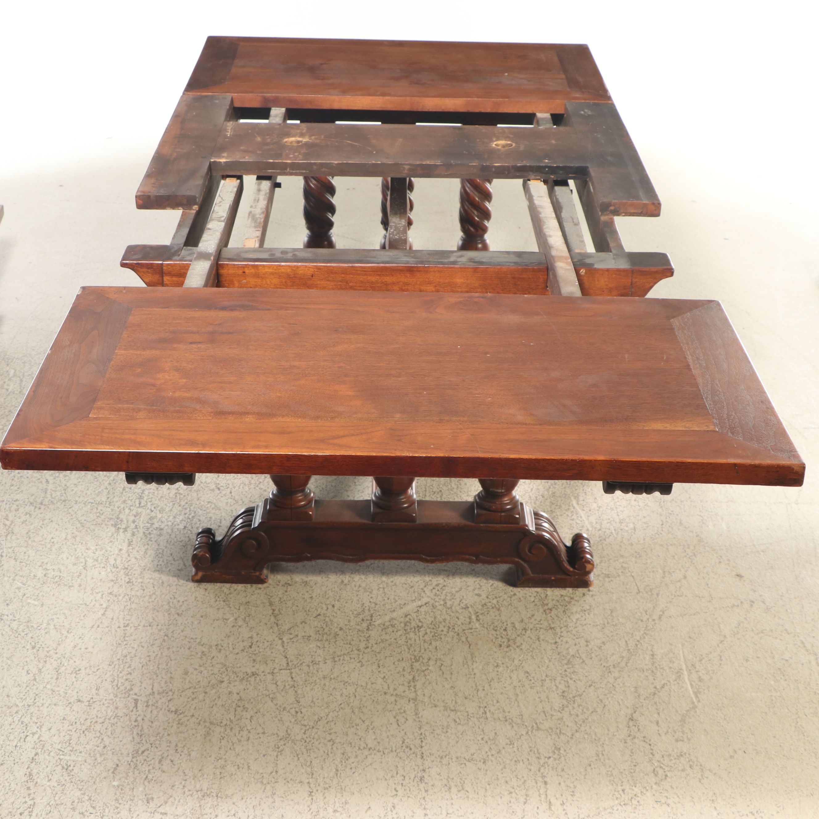Italian Renaissance Revival Walnut Draw-Leaf Dining Table, Late 19th/Early 20th