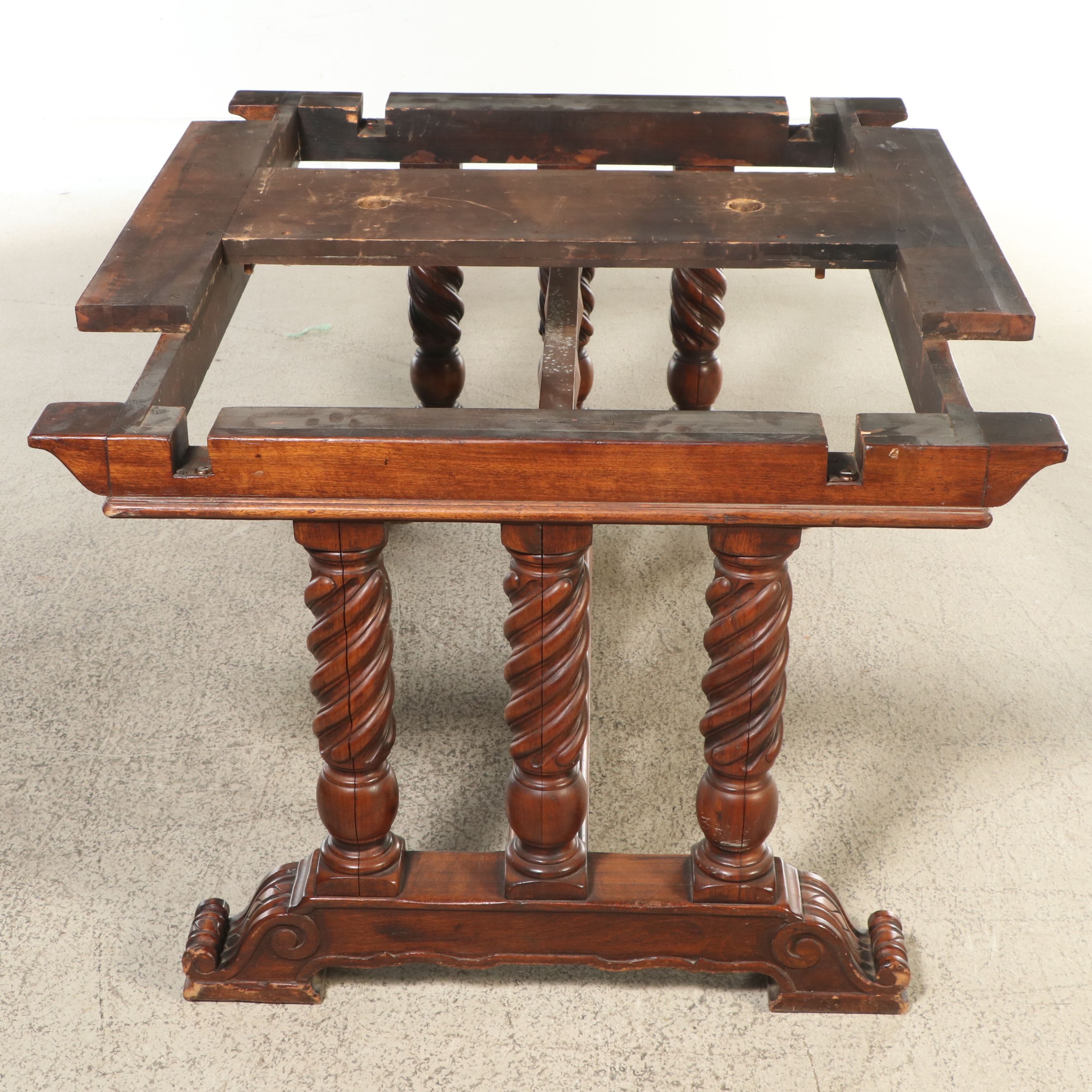 Italian Renaissance Revival Walnut Draw-Leaf Dining Table, Late 19th/Early 20th
