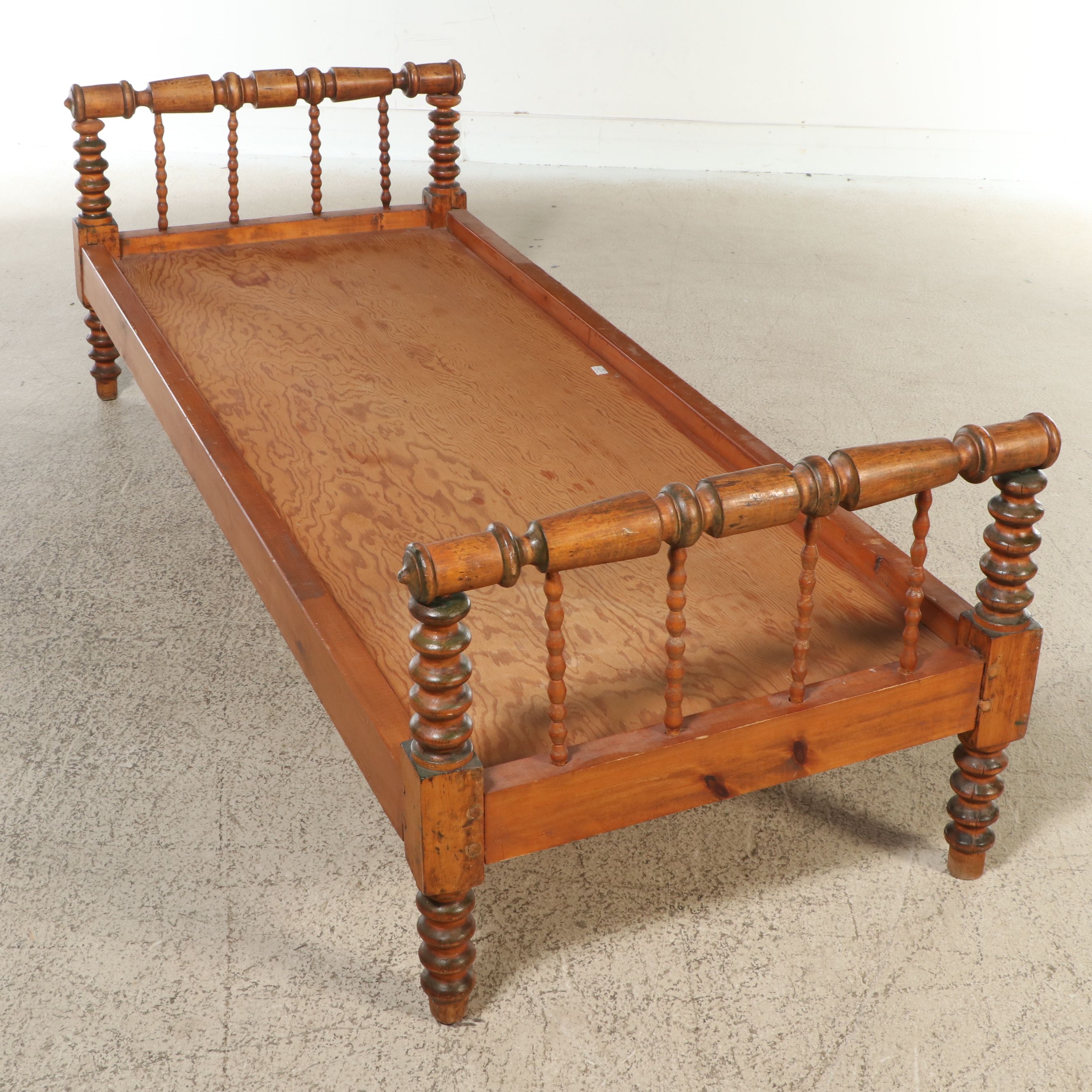 American Victorian Jenny Lind Style Wooden Daybed
