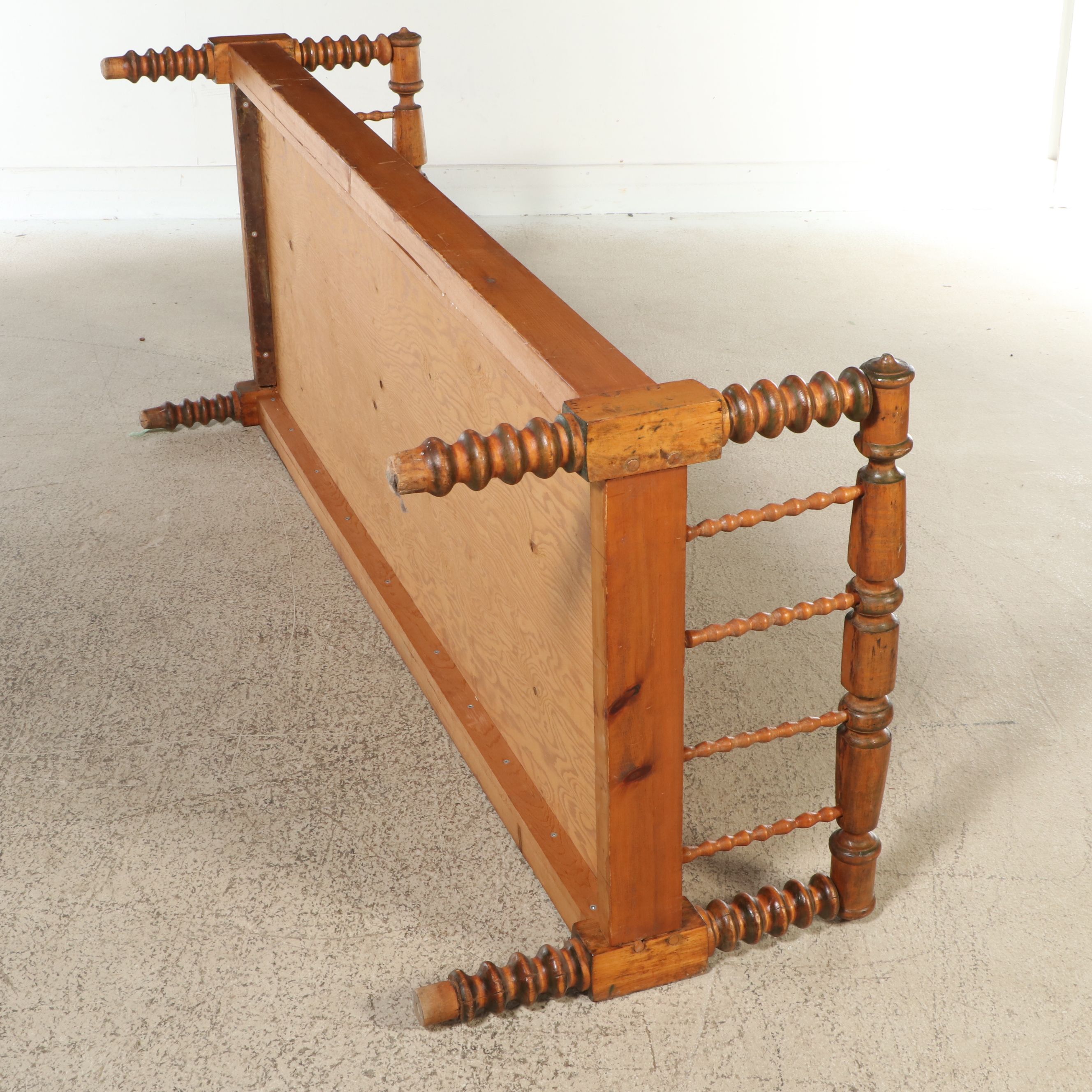 American Victorian Jenny Lind Style Wooden Daybed