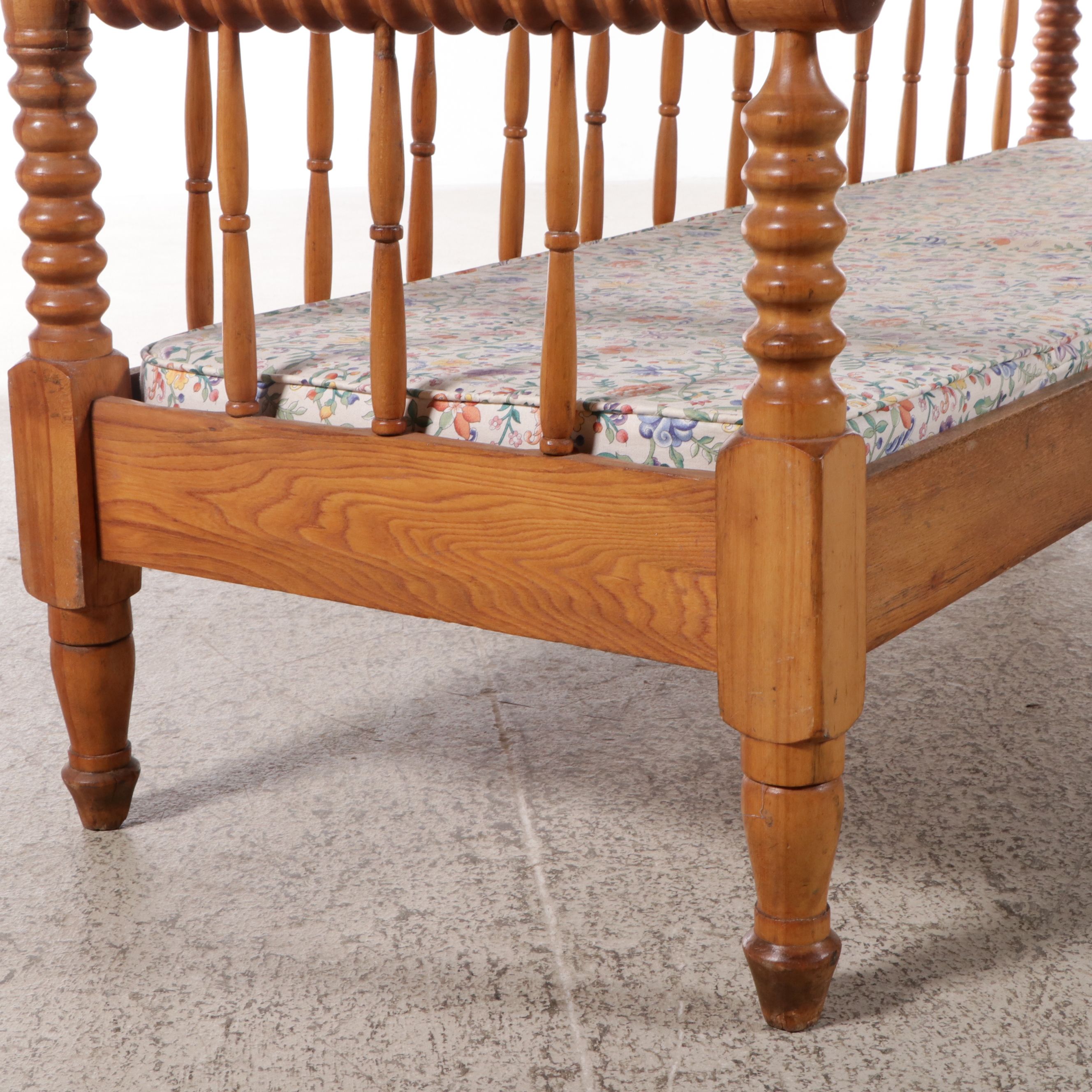 American Victorian Oak Jenny Lind Daybed, Mid to Late 19th Century