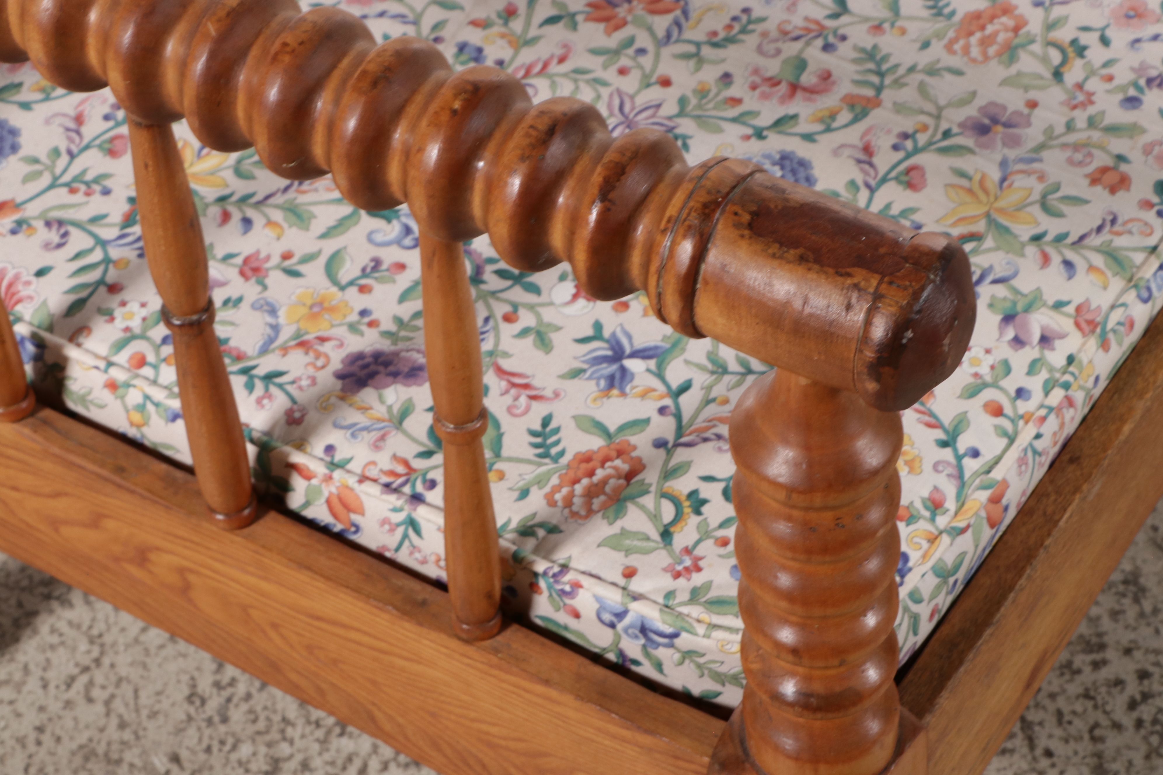 American Victorian Oak Jenny Lind Daybed, Mid to Late 19th Century