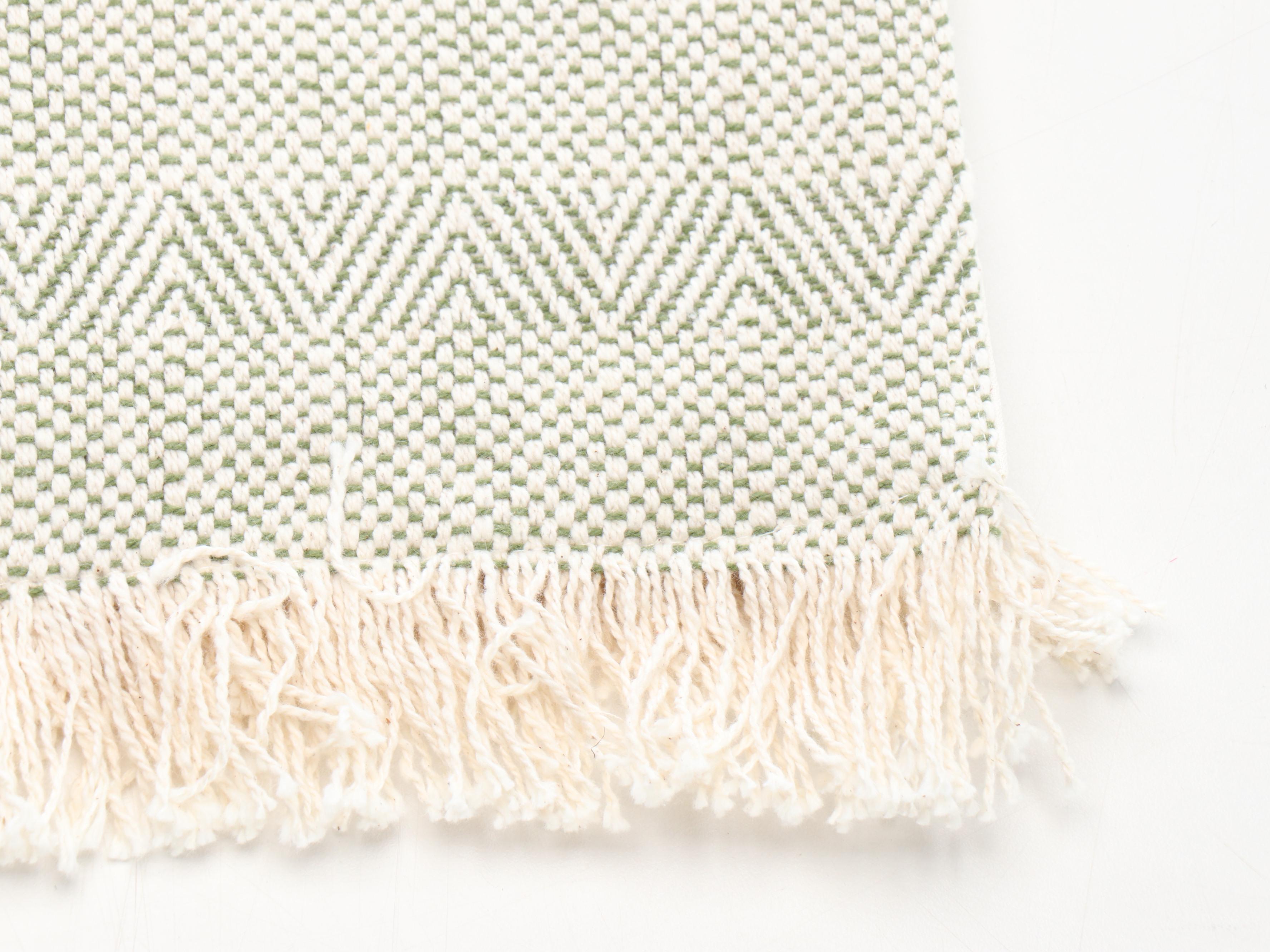 Christmas Tablecloths, Linens, Potpourri and More Seasonal Décor