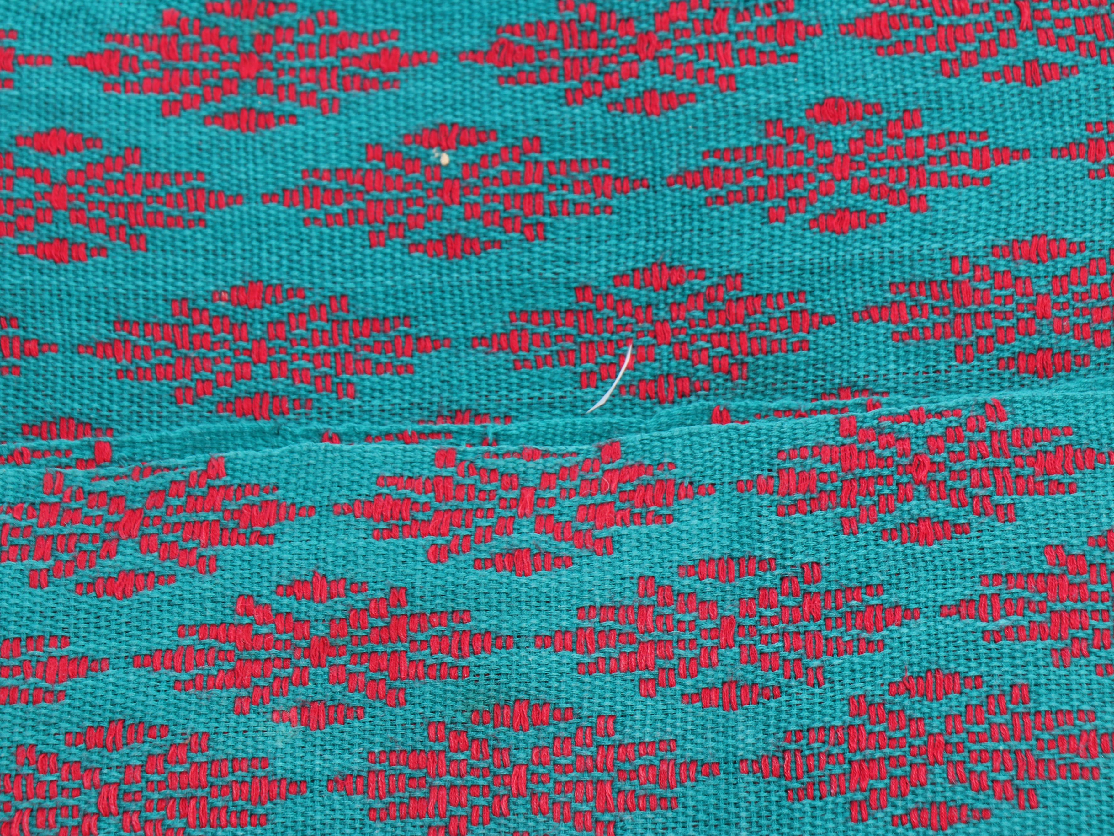 Christmas Tablecloths, Linens, Potpourri and More Seasonal Décor