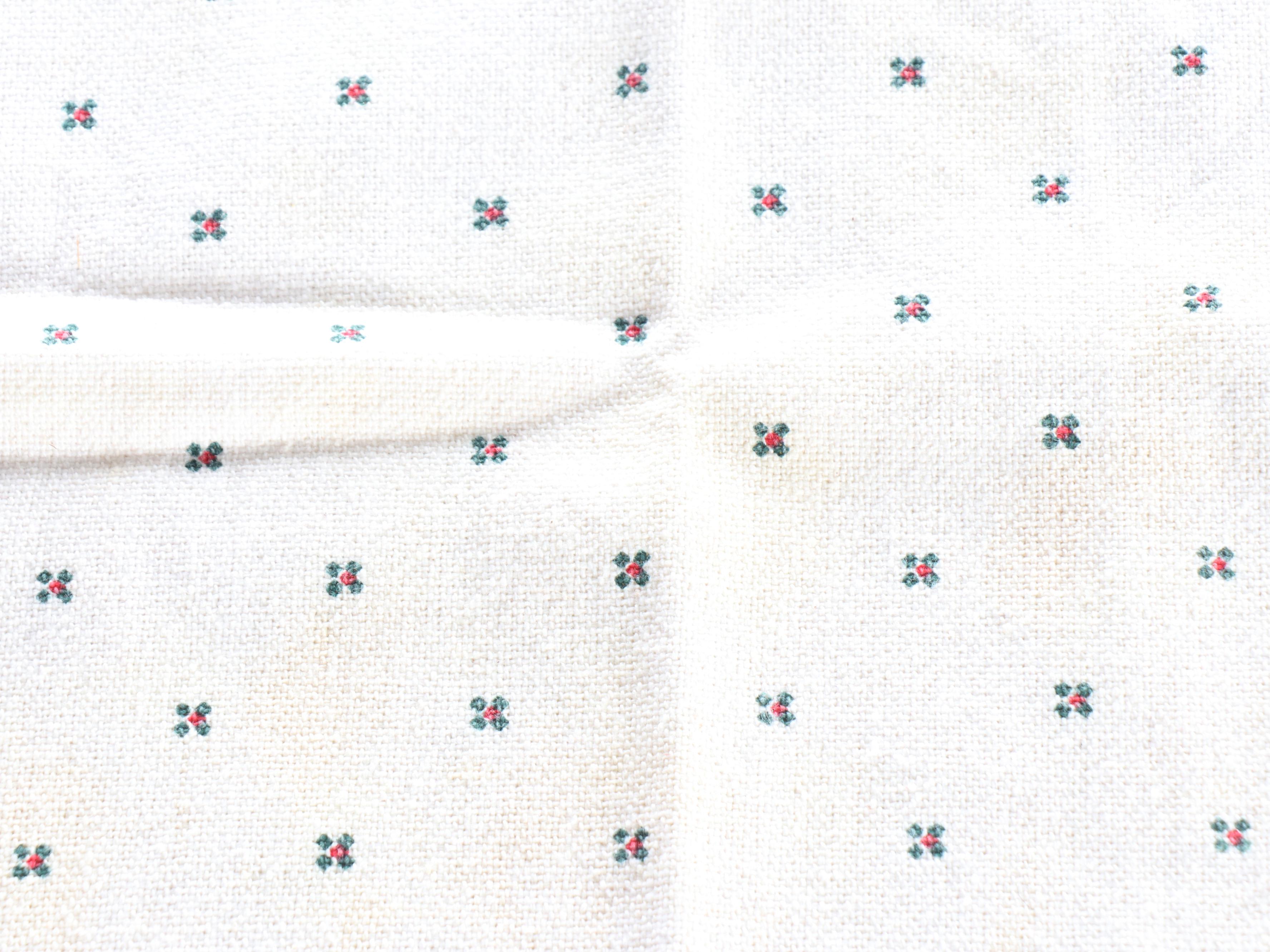 Christmas Tablecloths, Linens, Potpourri and More Seasonal Décor