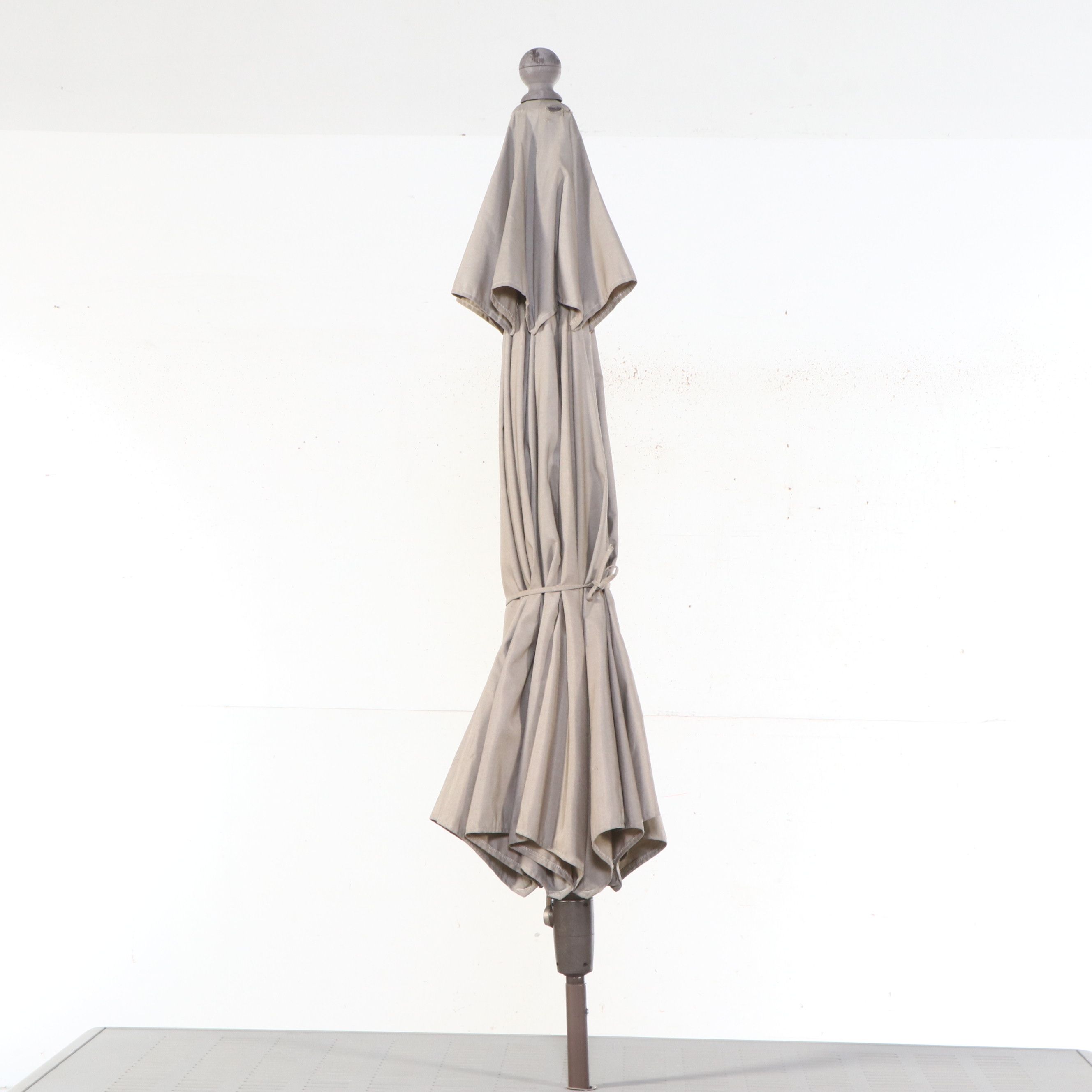 Brown Jordan Seven-Piece Patio Dining Set with Umbrella