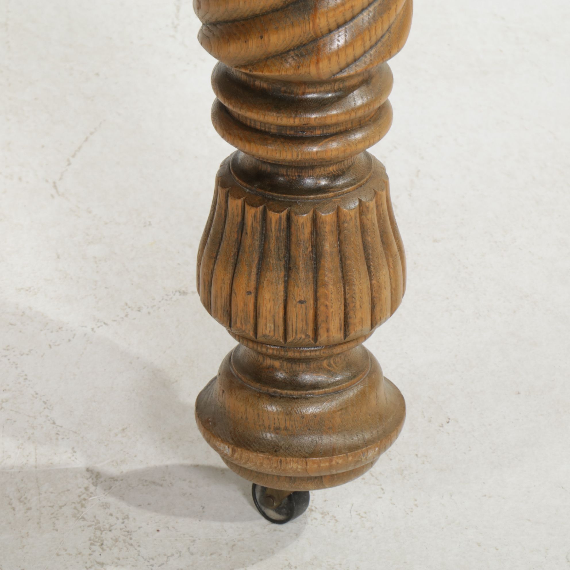 Oak Extension Dining Table with Twist Legs, Late 19th to Early 20th Century