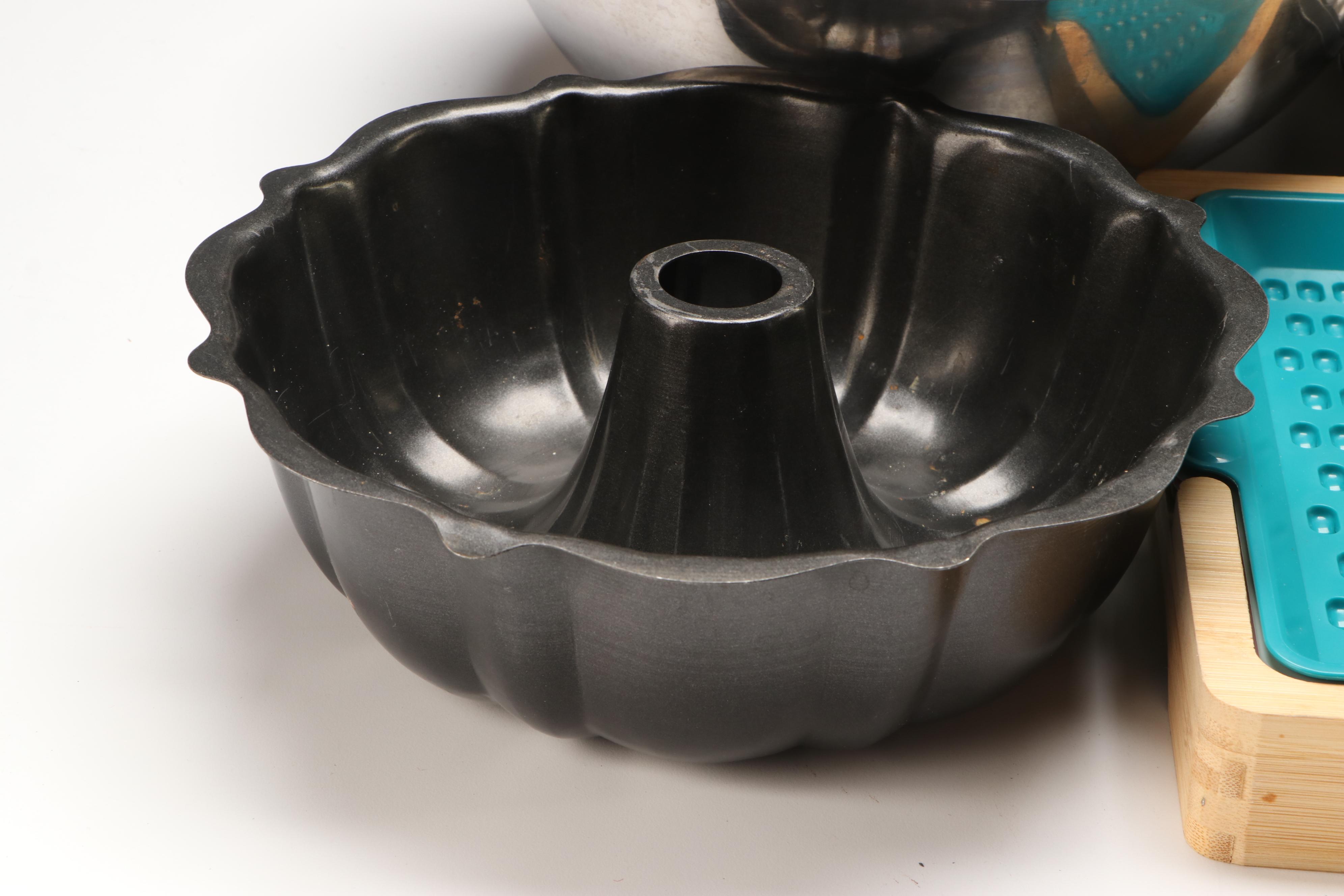 Cuisinart Stainless Steel Stock Pot, Strainer and More Kitchenware