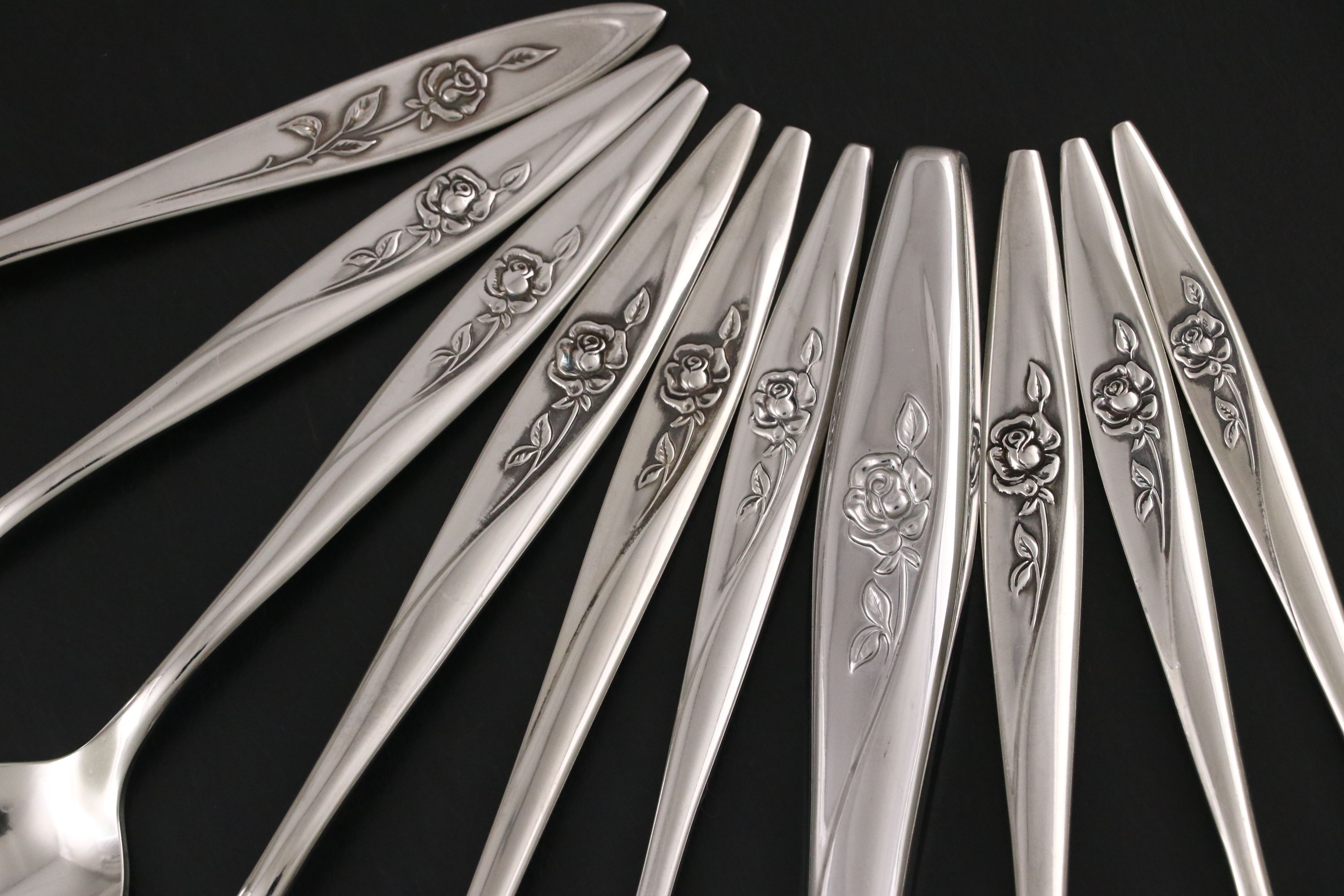 Oneida Deluxe Stainless Steel Flatware