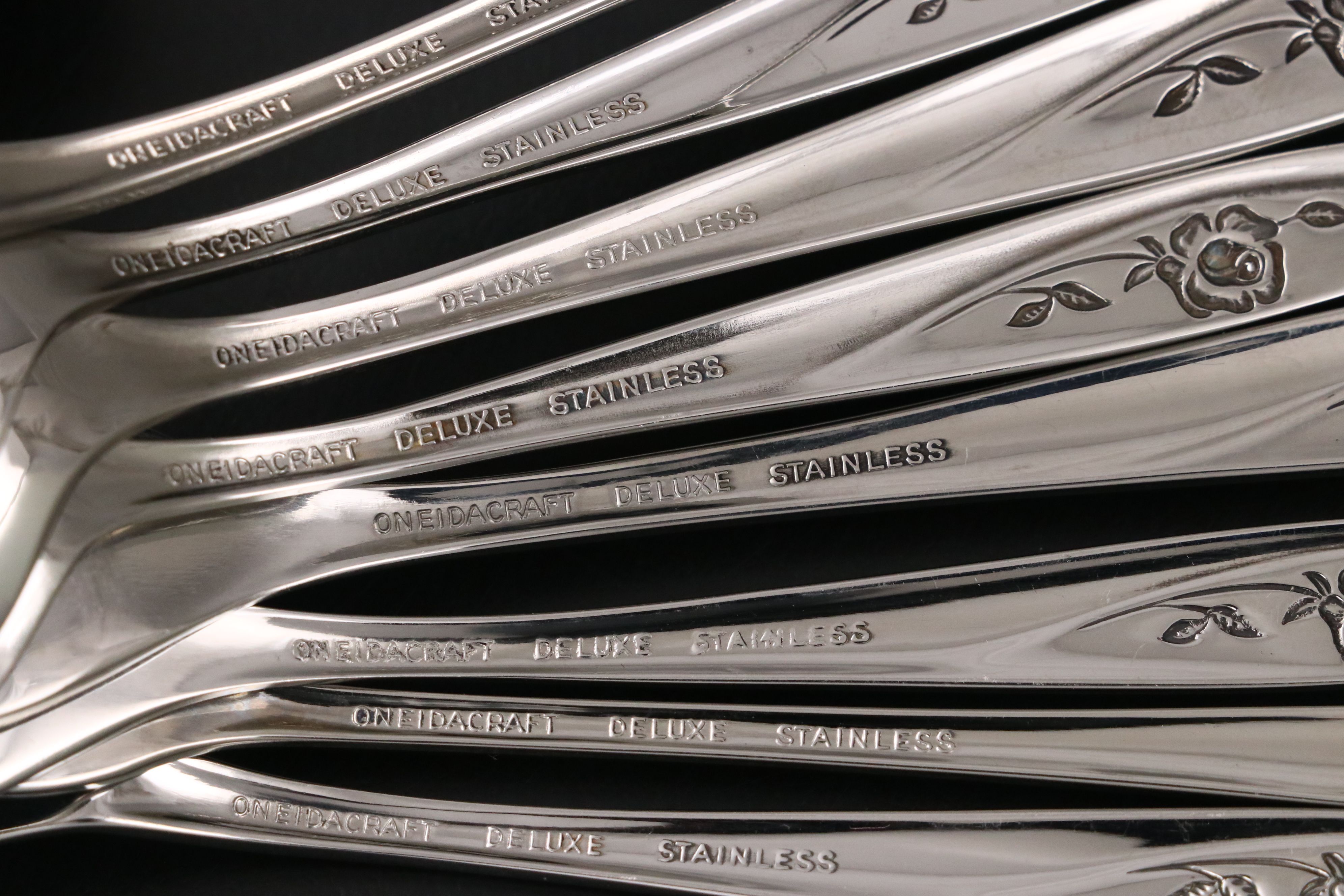 Oneida Deluxe Stainless Steel Flatware