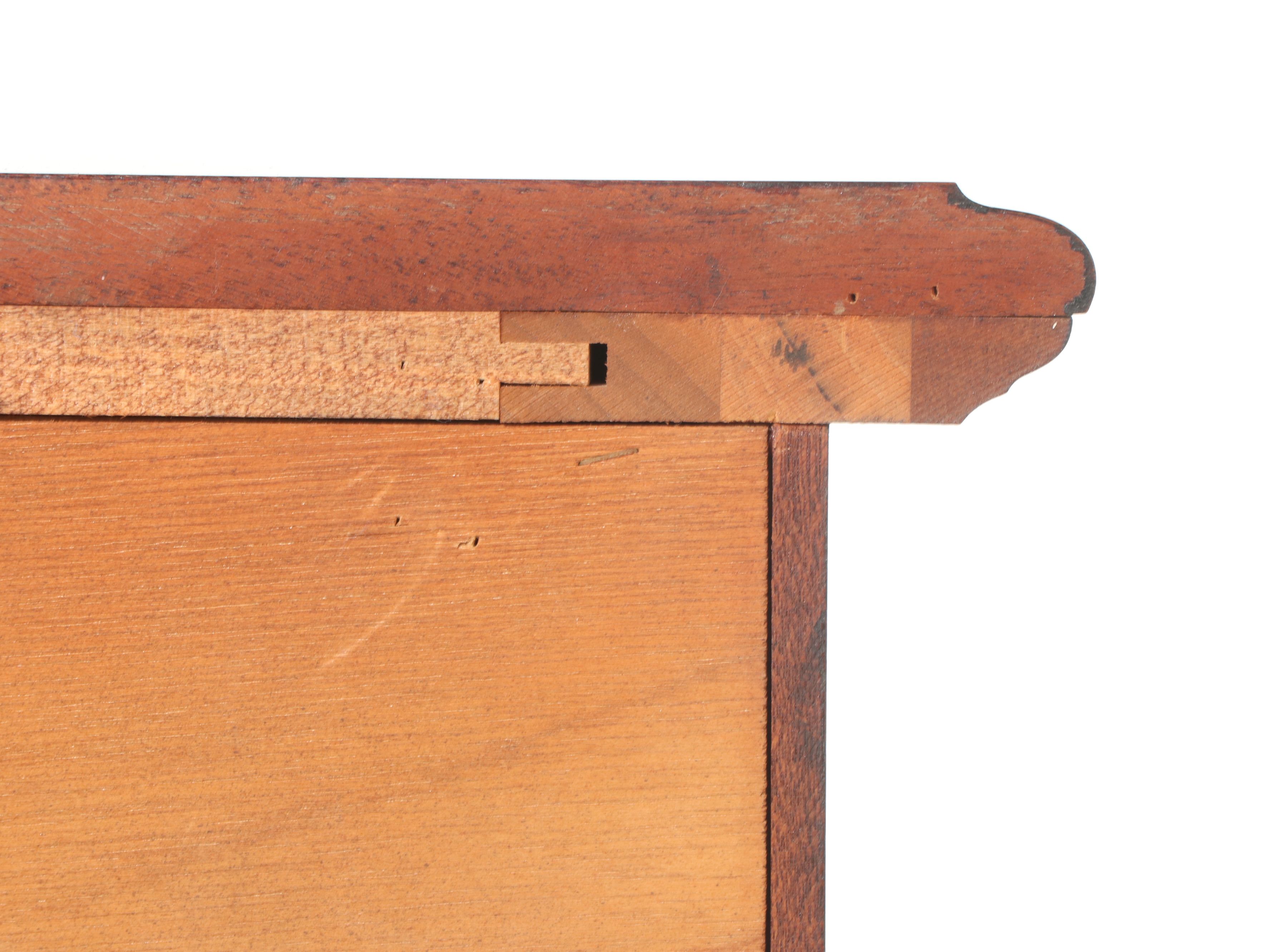 Georgian Style Mahogany Finish One-Piece Chest on Chest and Bachelor's Chest