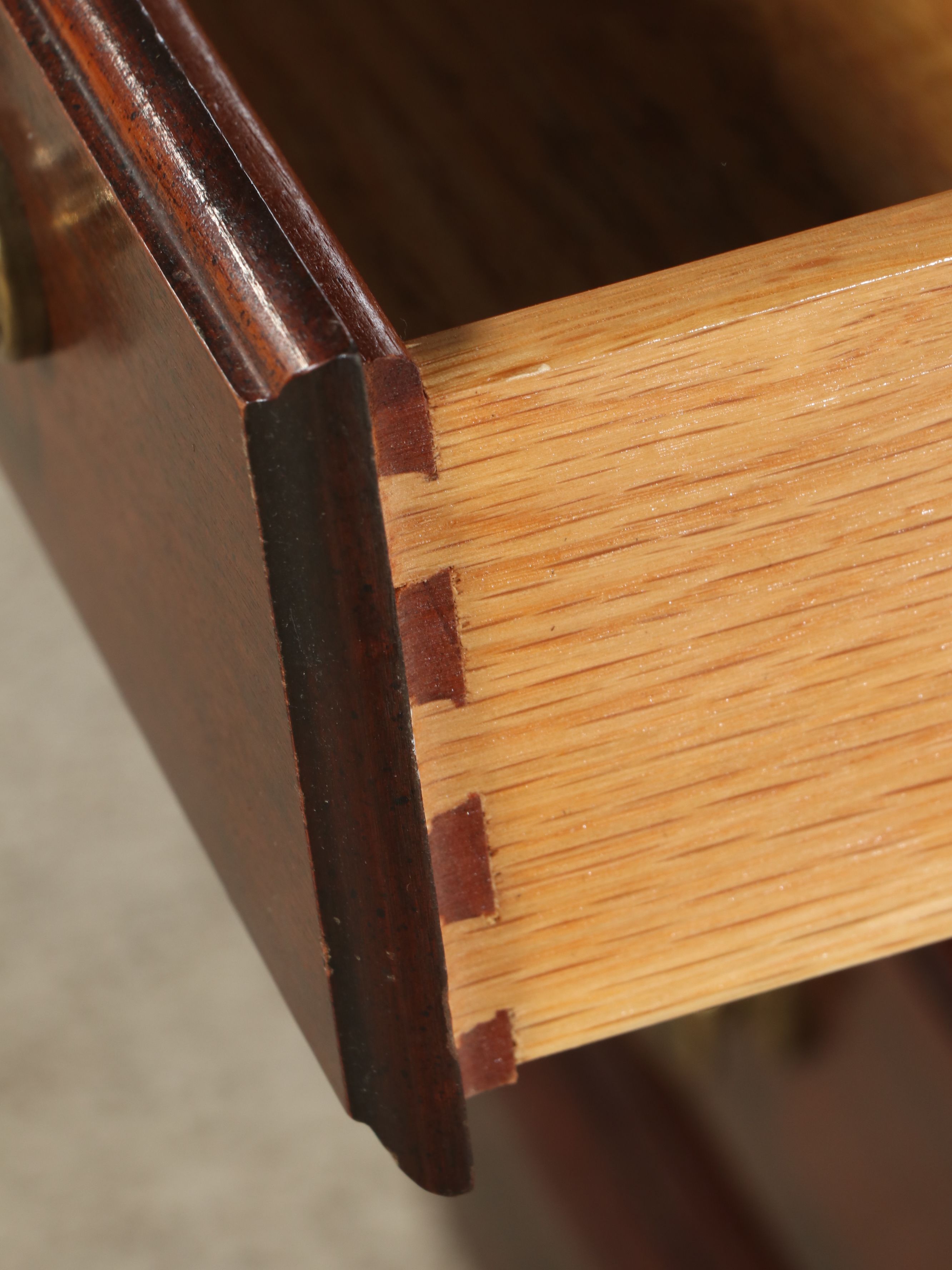 Georgian Style Mahogany Finish One-Piece Chest on Chest and Bachelor's Chest