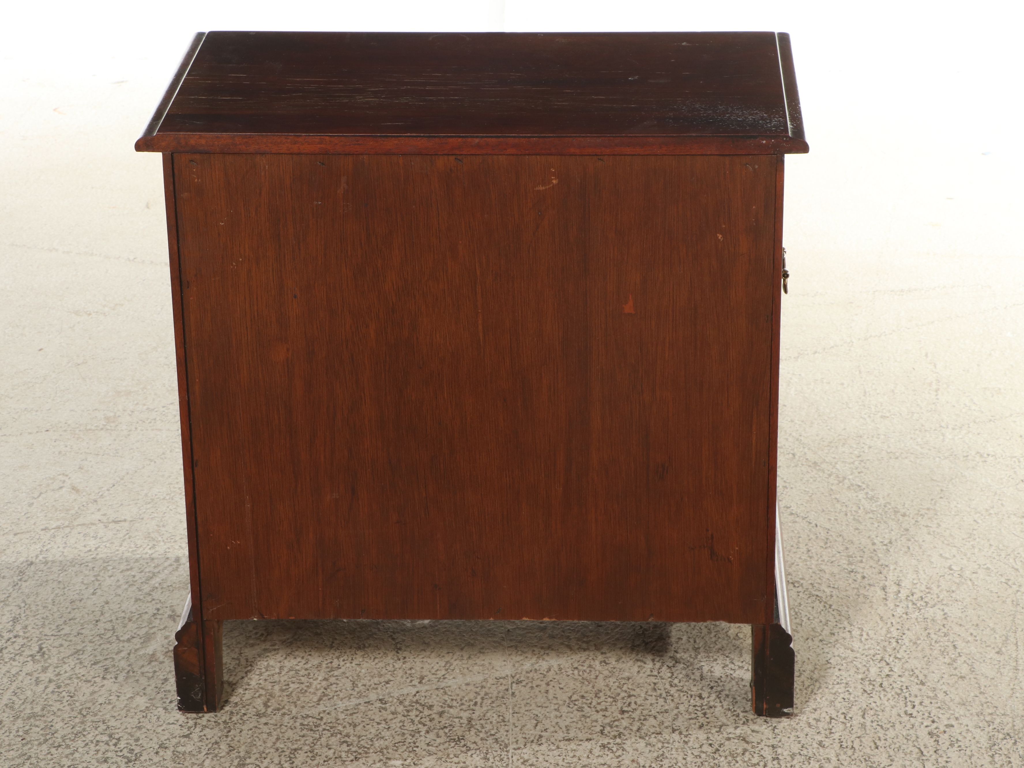 Georgian Style Mahogany Finish One-Piece Chest on Chest and Bachelor's Chest