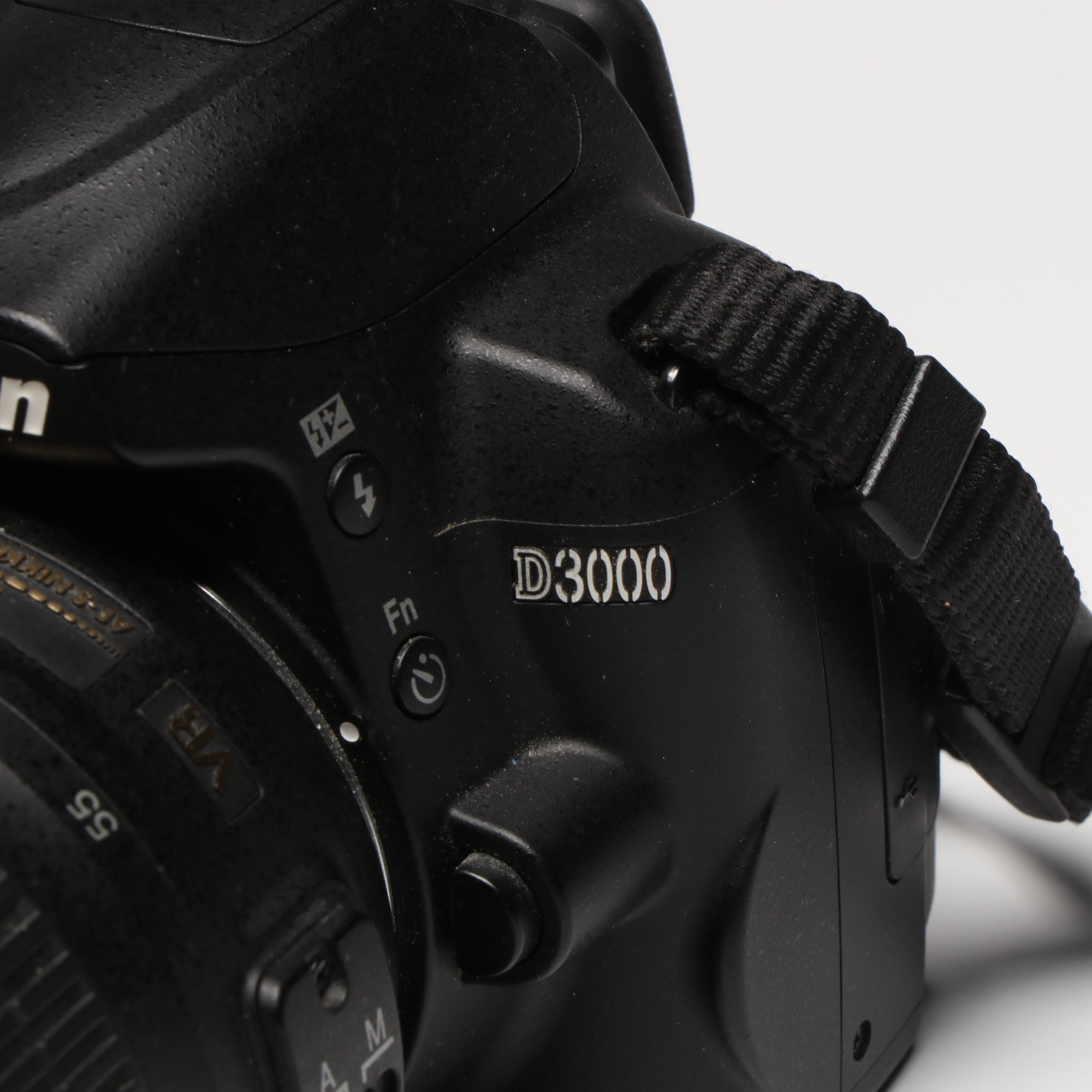 Nikon D3000 Digital SLR Camera with DX Zoom Lens and Camera Bag