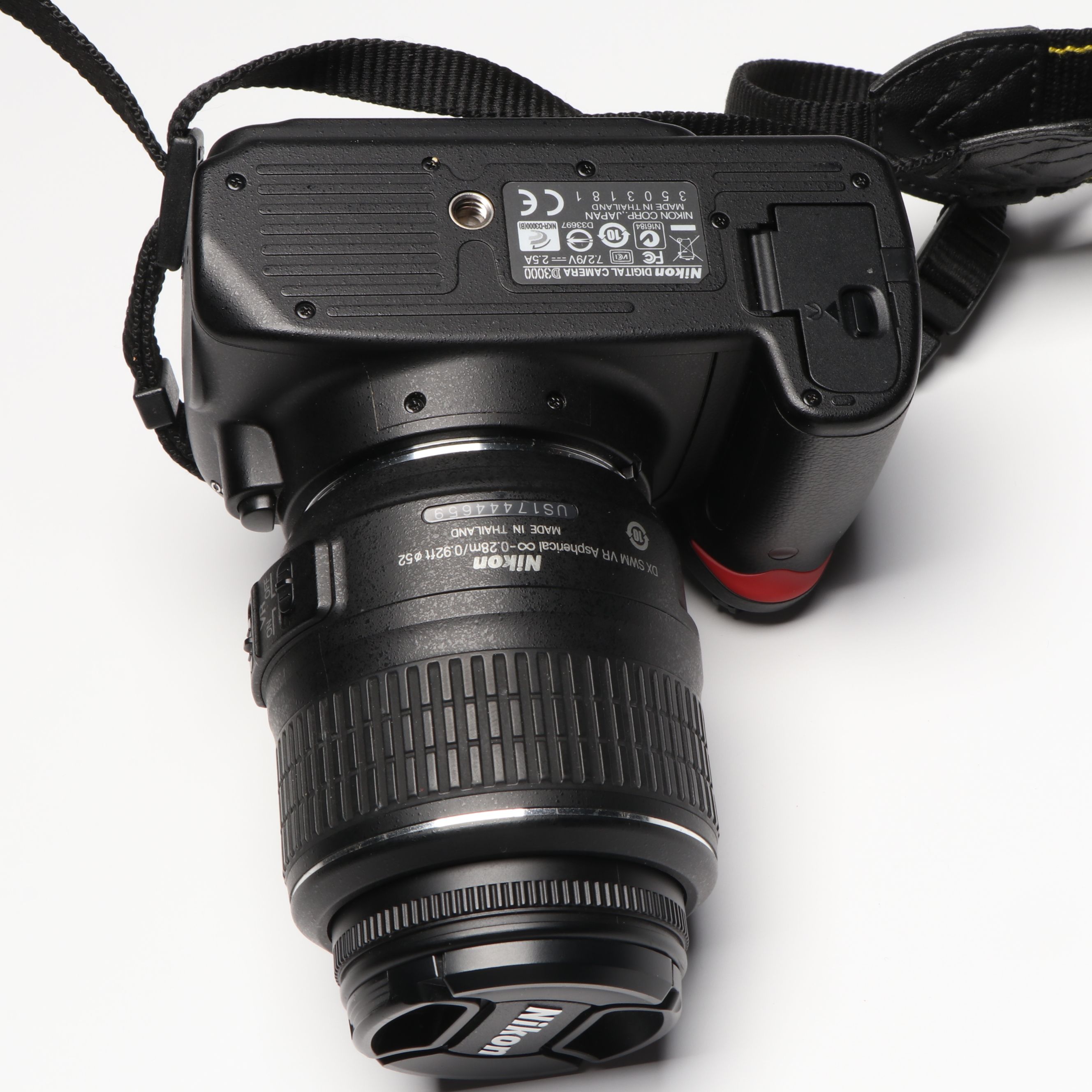 Nikon D3000 Digital SLR Camera with DX Zoom Lens and Camera Bag