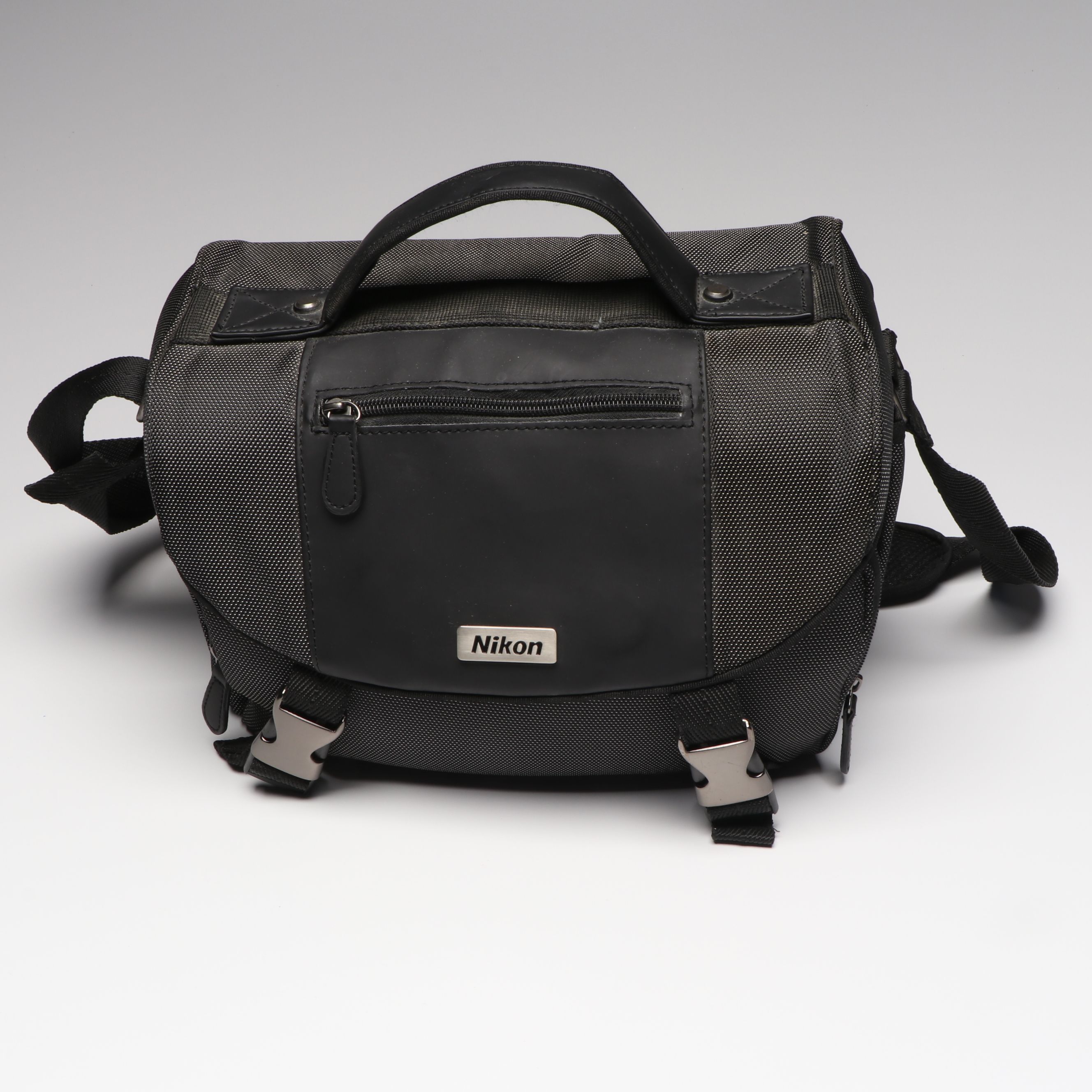 Nikon D3000 Digital SLR Camera with DX Zoom Lens and Camera Bag