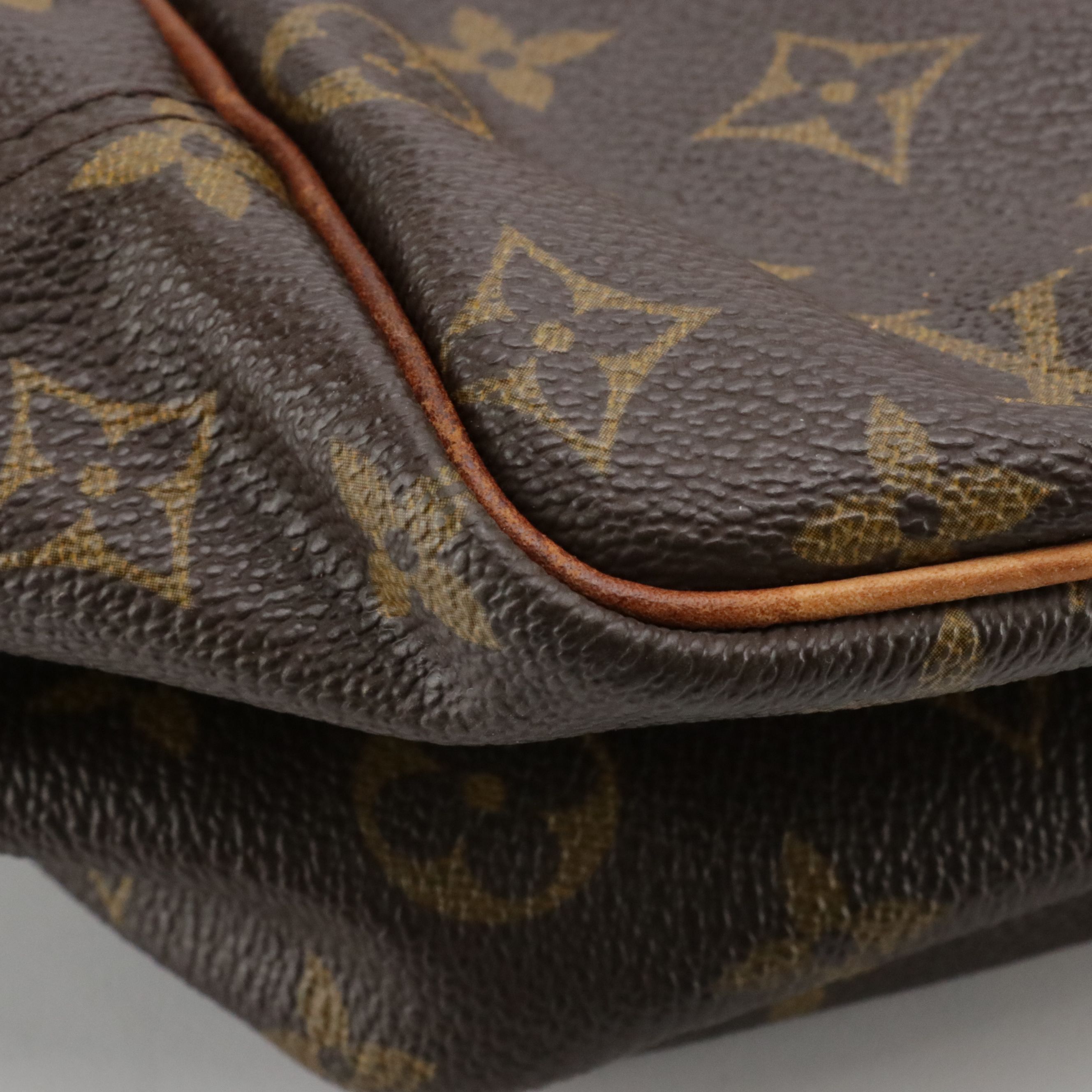 Louis Vuitton Deauville Handbag in Monogram Canvas and Vachetta Leather