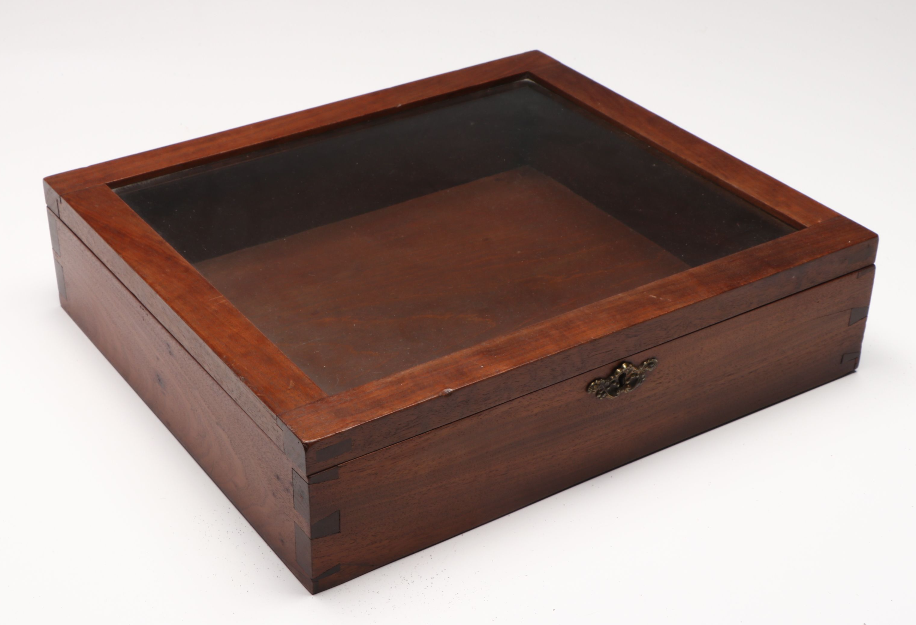 Beaded Wooden Lizard and Snakes, Swedish Beaded Leather Bags, and More Décor