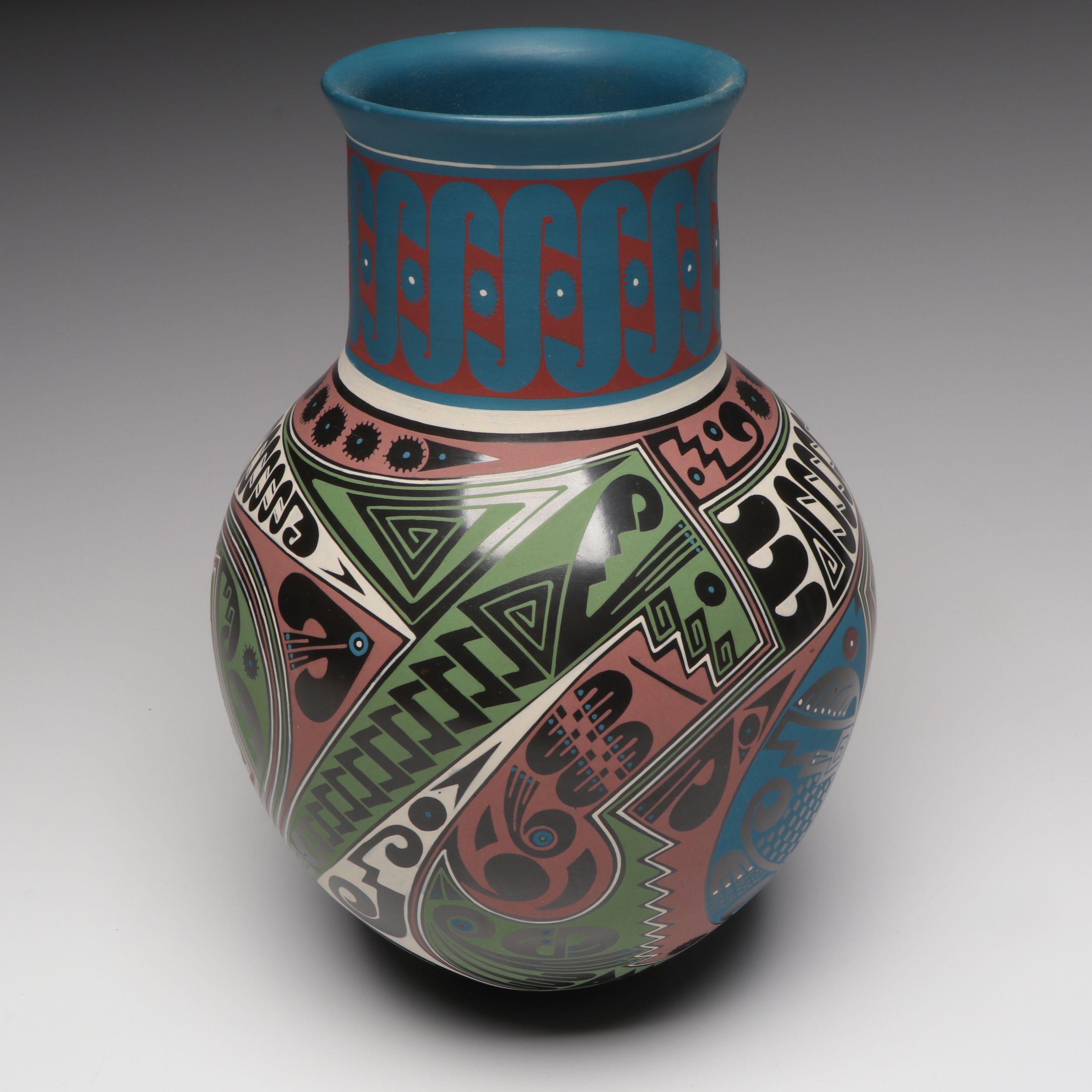 Cesar Navarrete Mata Ortiz Ceramic Vase