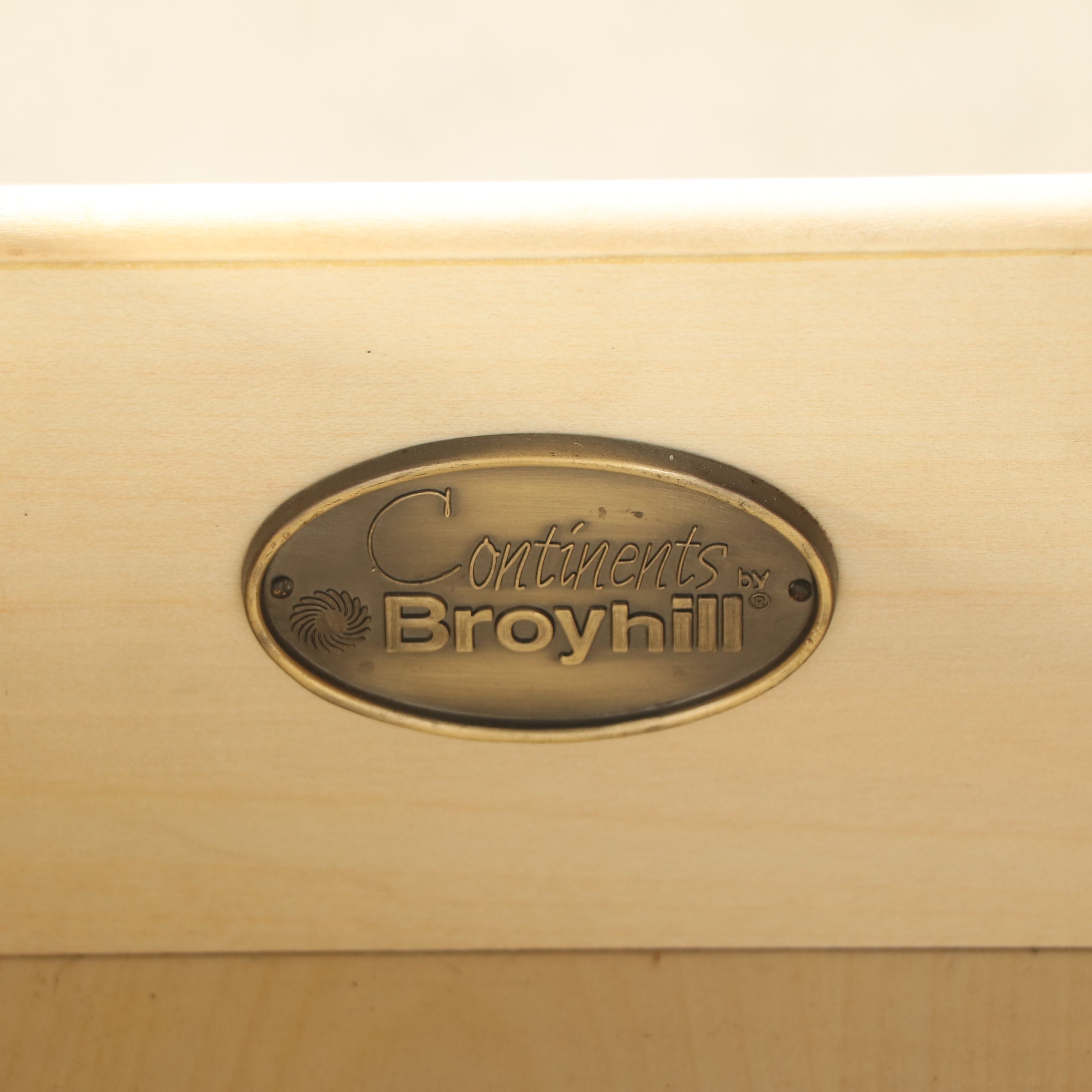 Continents By Broyhill Federal Style Mahogany Gentleman's Dresser