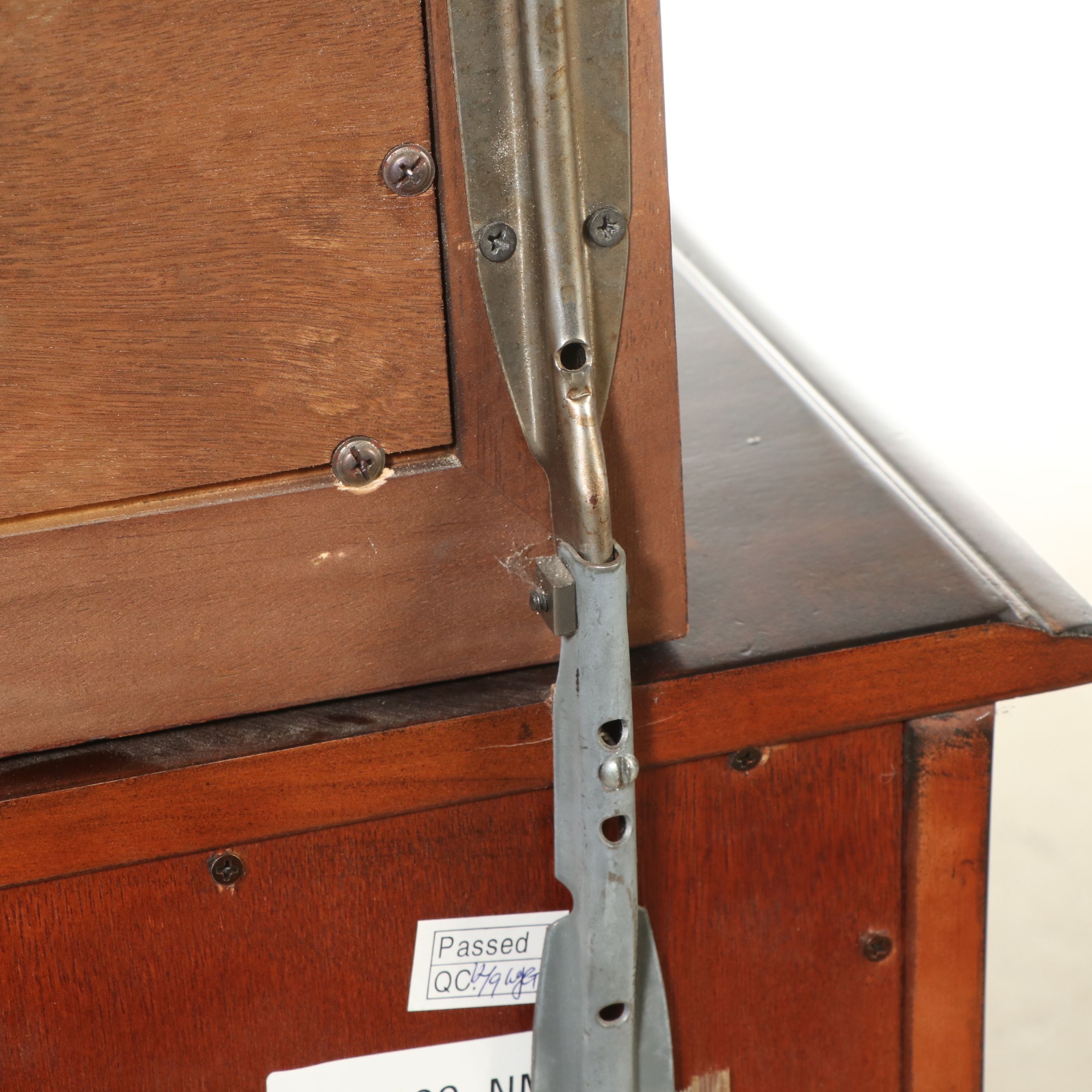 Continents By Broyhill Federal Style Mahogany Gentleman's Dresser