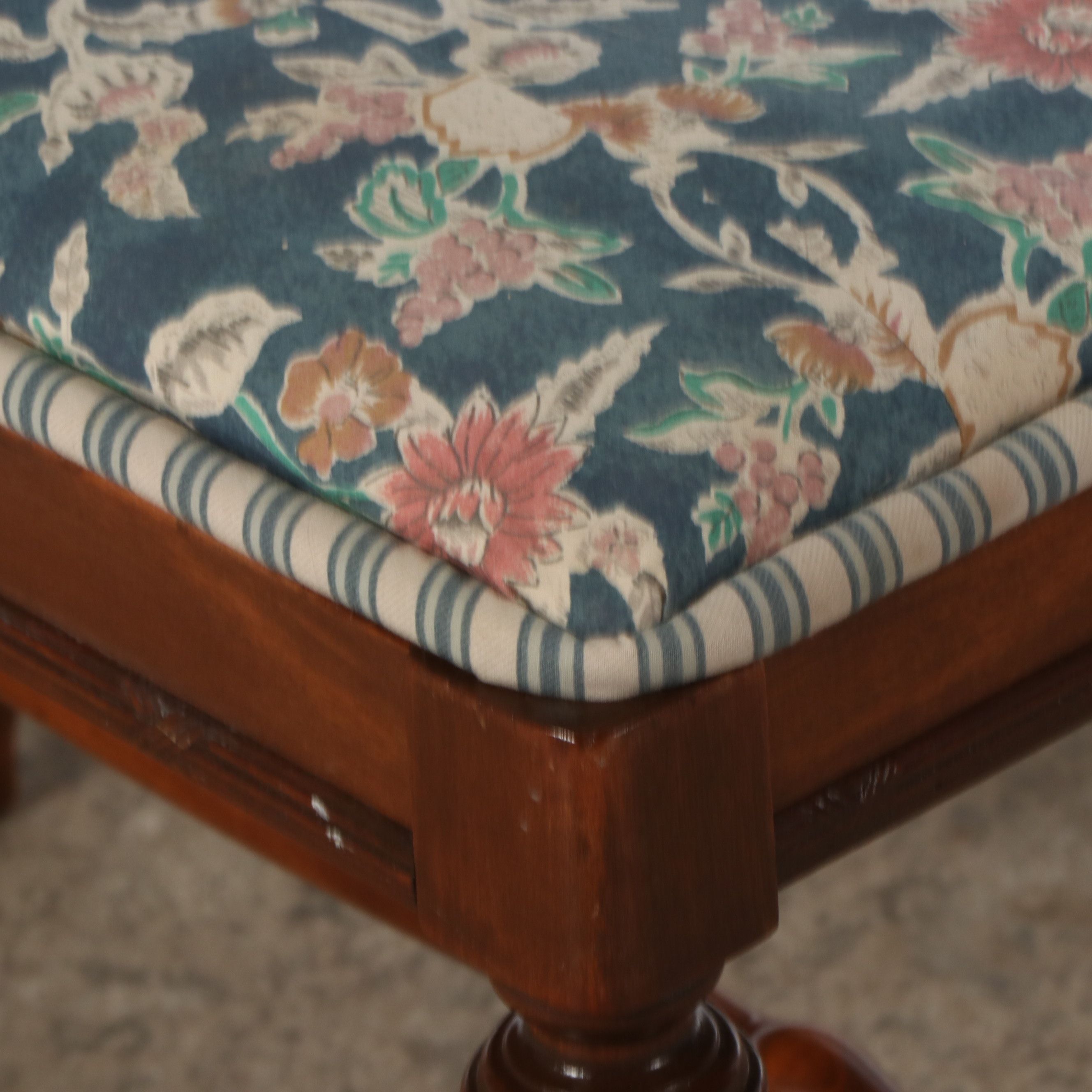 Federal Style Mahogany Finish Dressing Table and Wall Mirror, Mid-20th Century