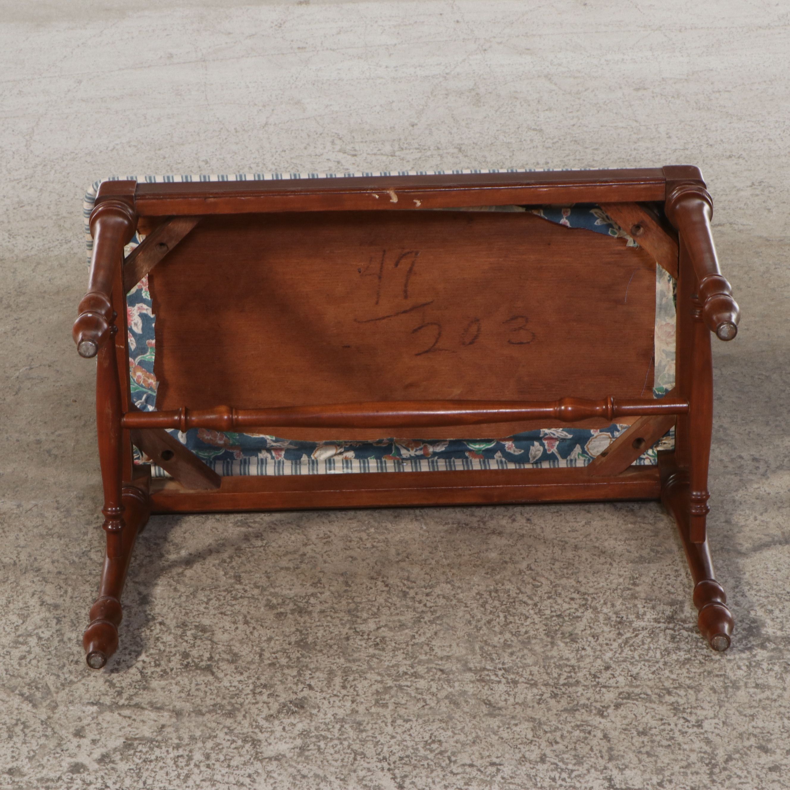 Federal Style Mahogany Finish Dressing Table and Wall Mirror, Mid-20th Century