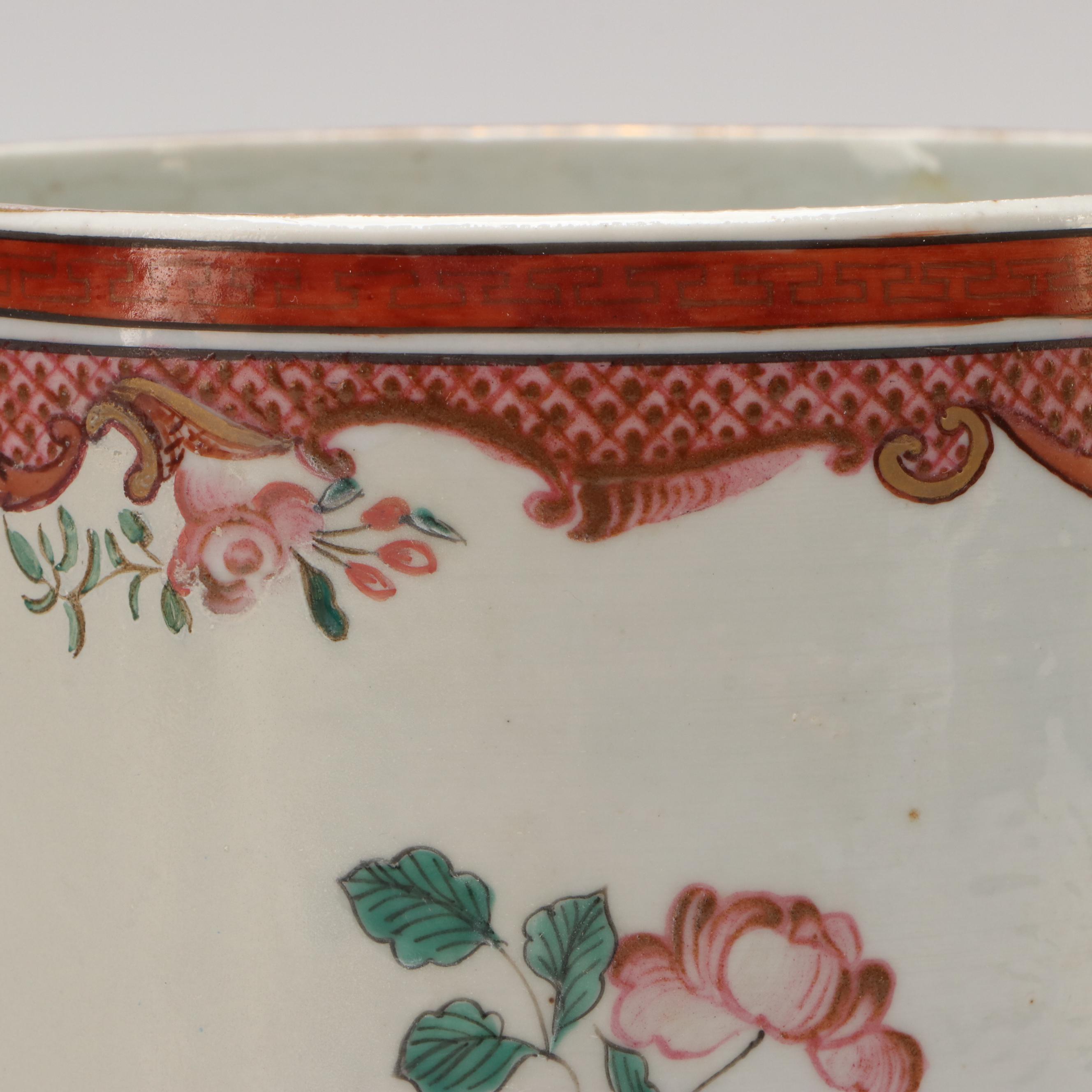 Chinese Export Porcelain "Famille Rose" Brush Pot (Bitong), Late Qing Dynasty