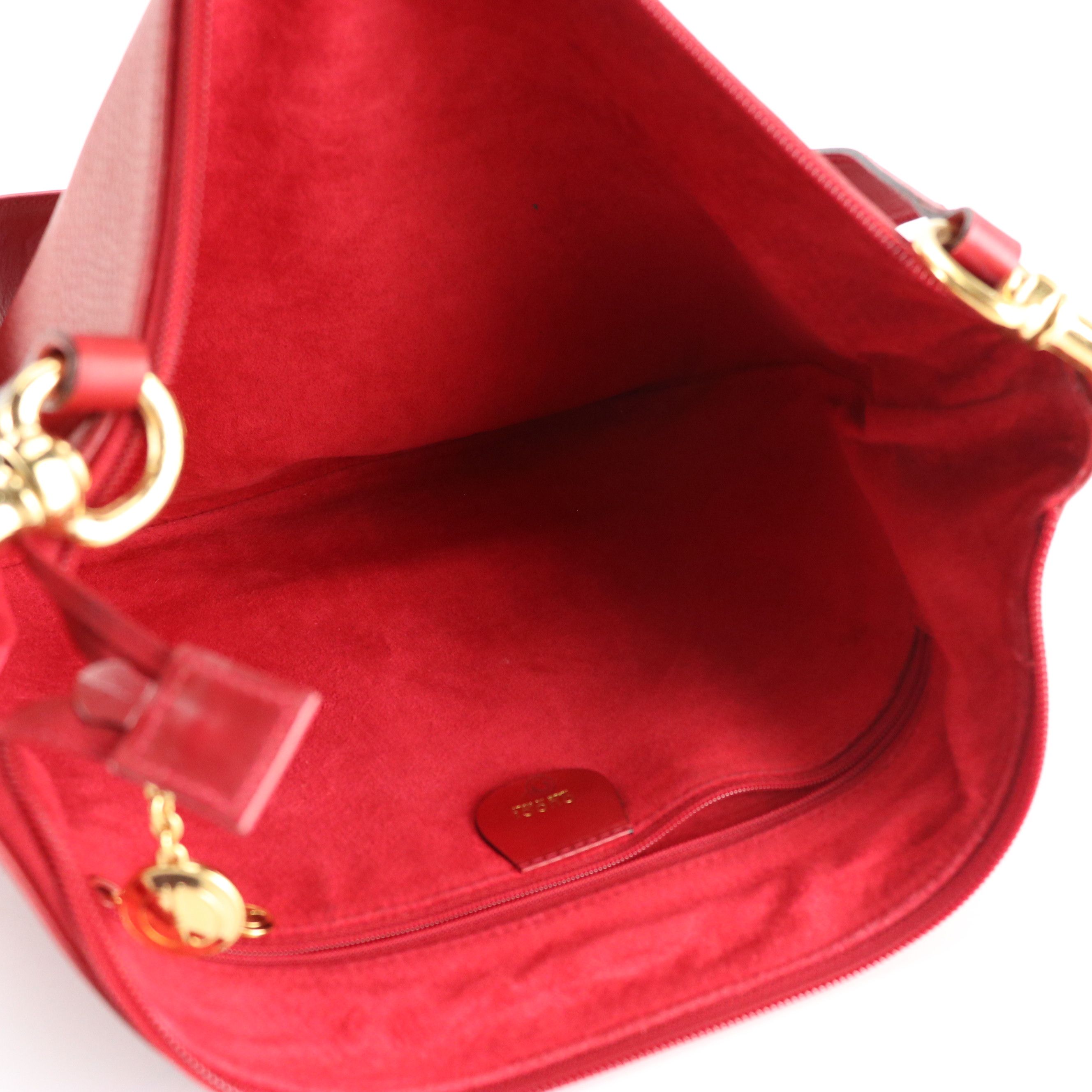 Gucci Zippered Shoulder Bag in Cherry Red Grained Calfskin Leather