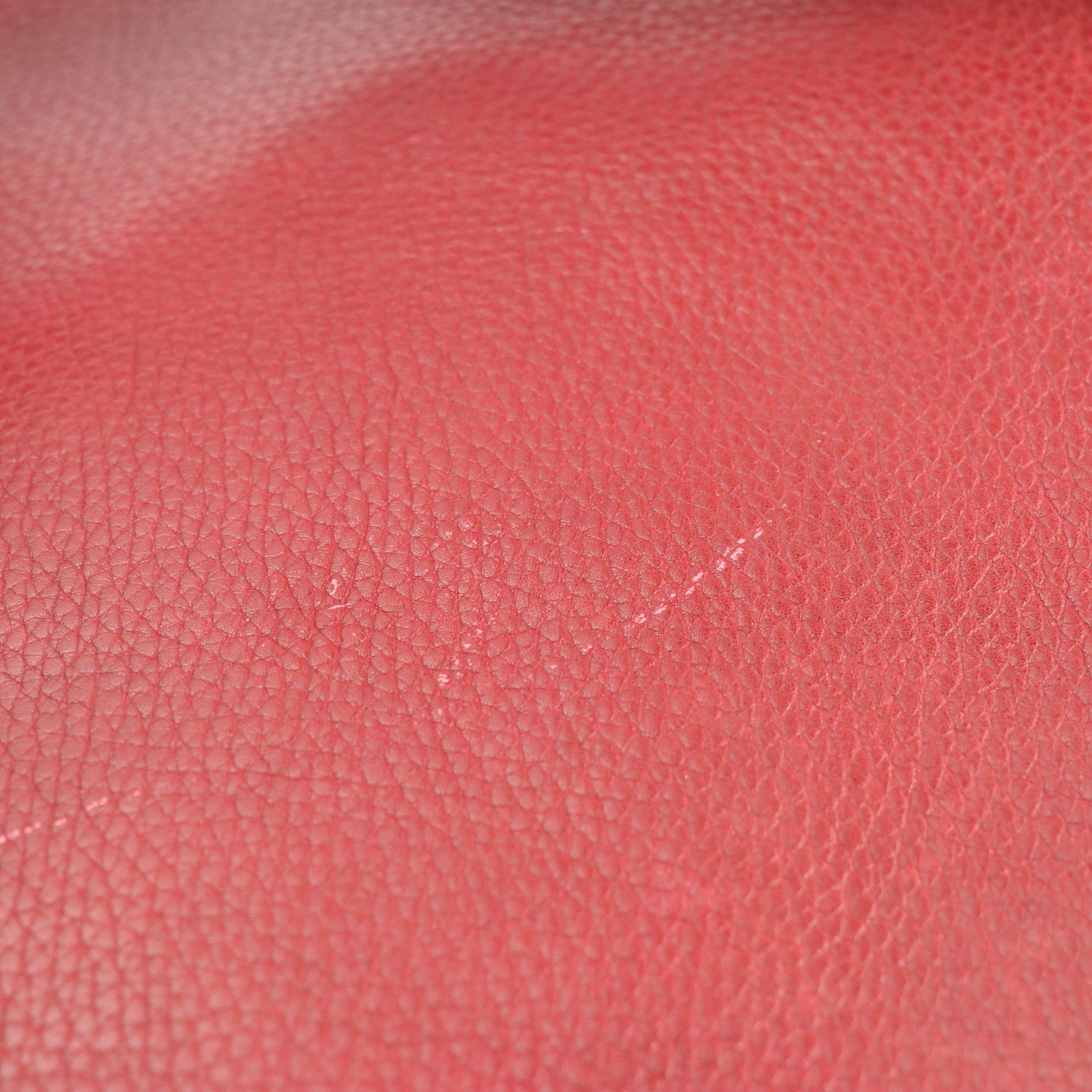 Gucci Zippered Shoulder Bag in Cherry Red Grained Calfskin Leather